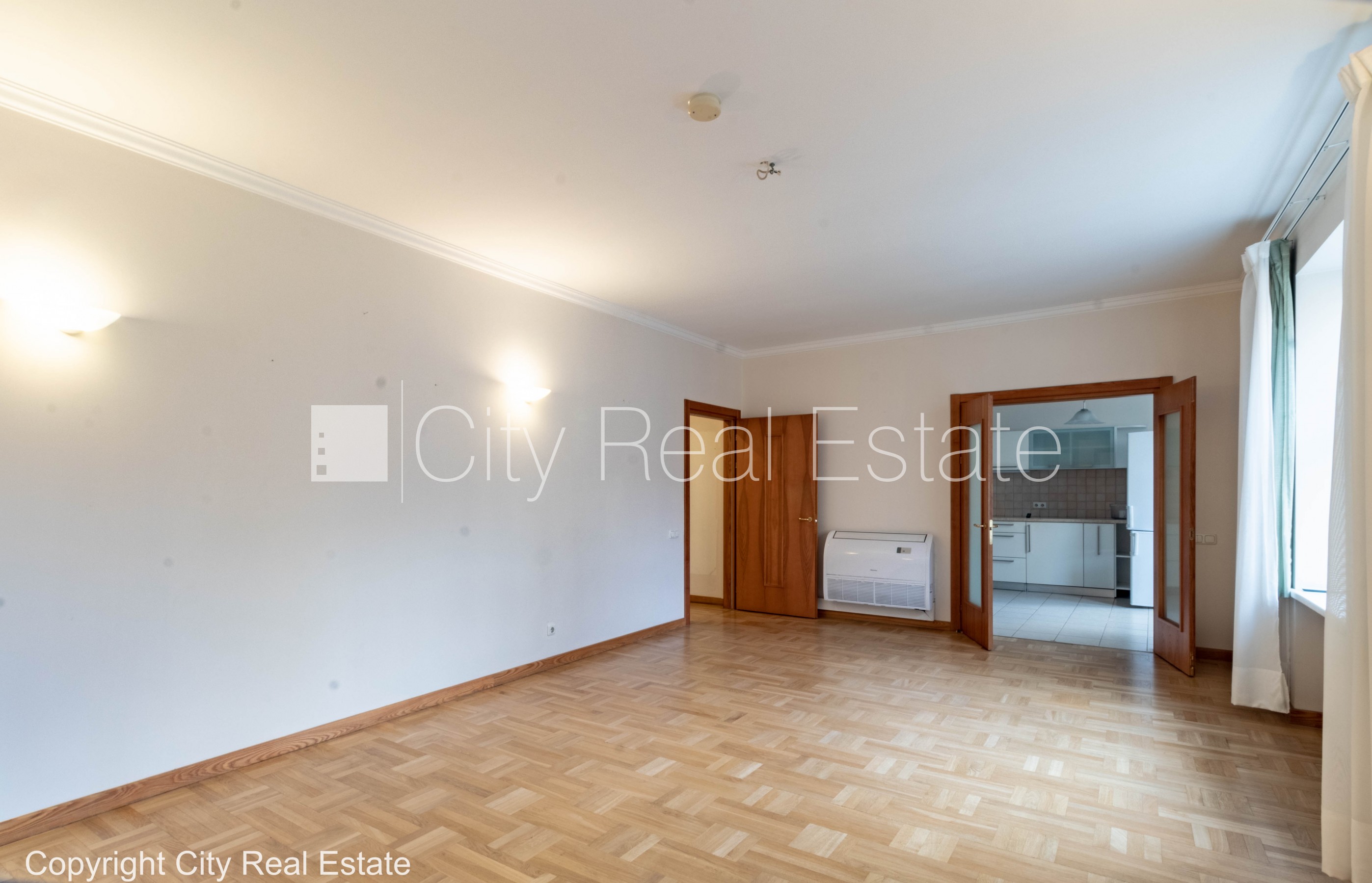 Sludinājumi. Fasādes māja, renovēta māja, slēgts pagalms, vieta automašīnai, ieeja no ielas un pagalma, ir Cena: 2765 EUR/mēn Foto #7