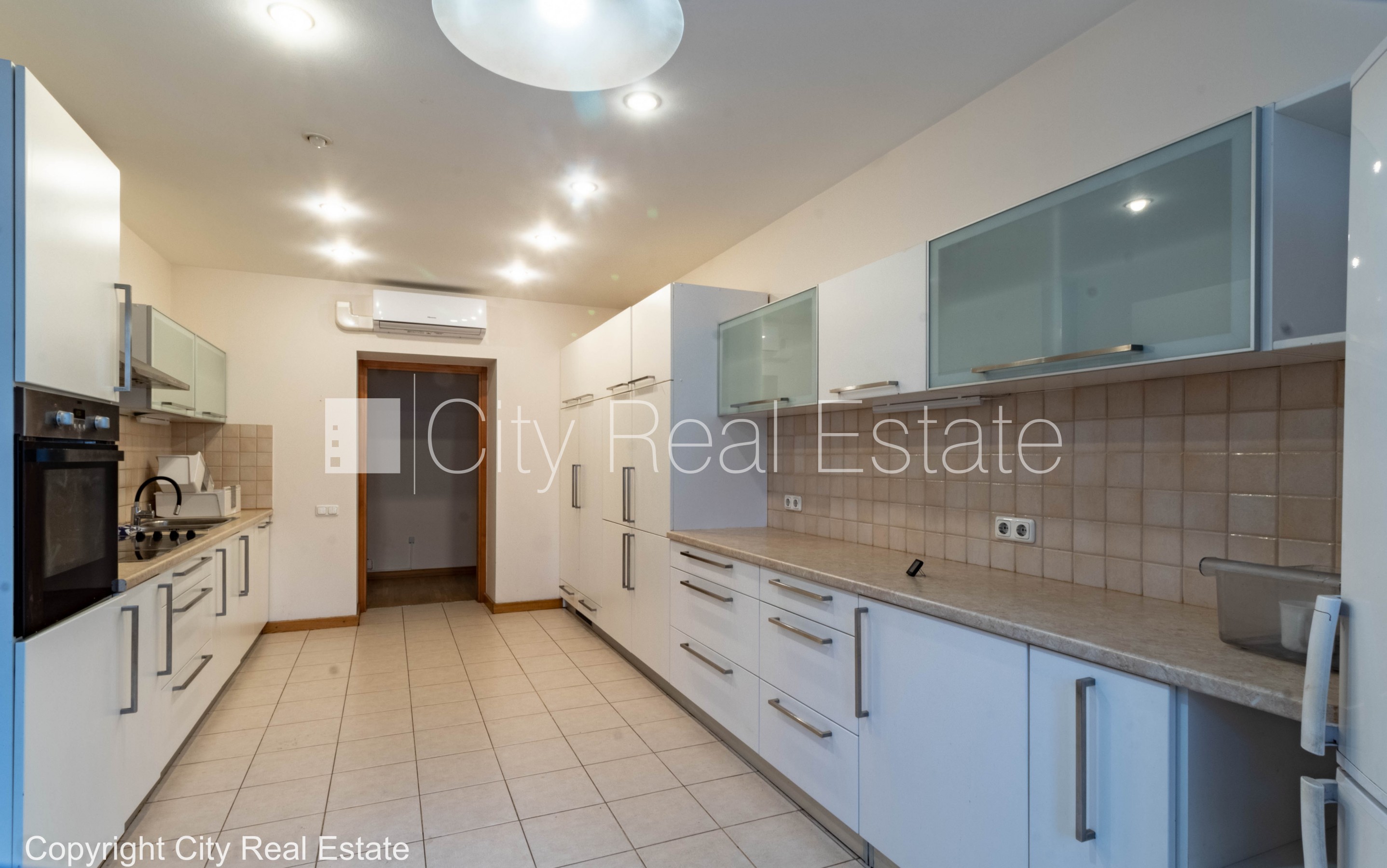 Sludinājumi. Fasādes māja, renovēta māja, slēgts pagalms, vieta automašīnai, ieeja no ielas un pagalma, ir Cena: 2765 EUR/mēn Foto #8