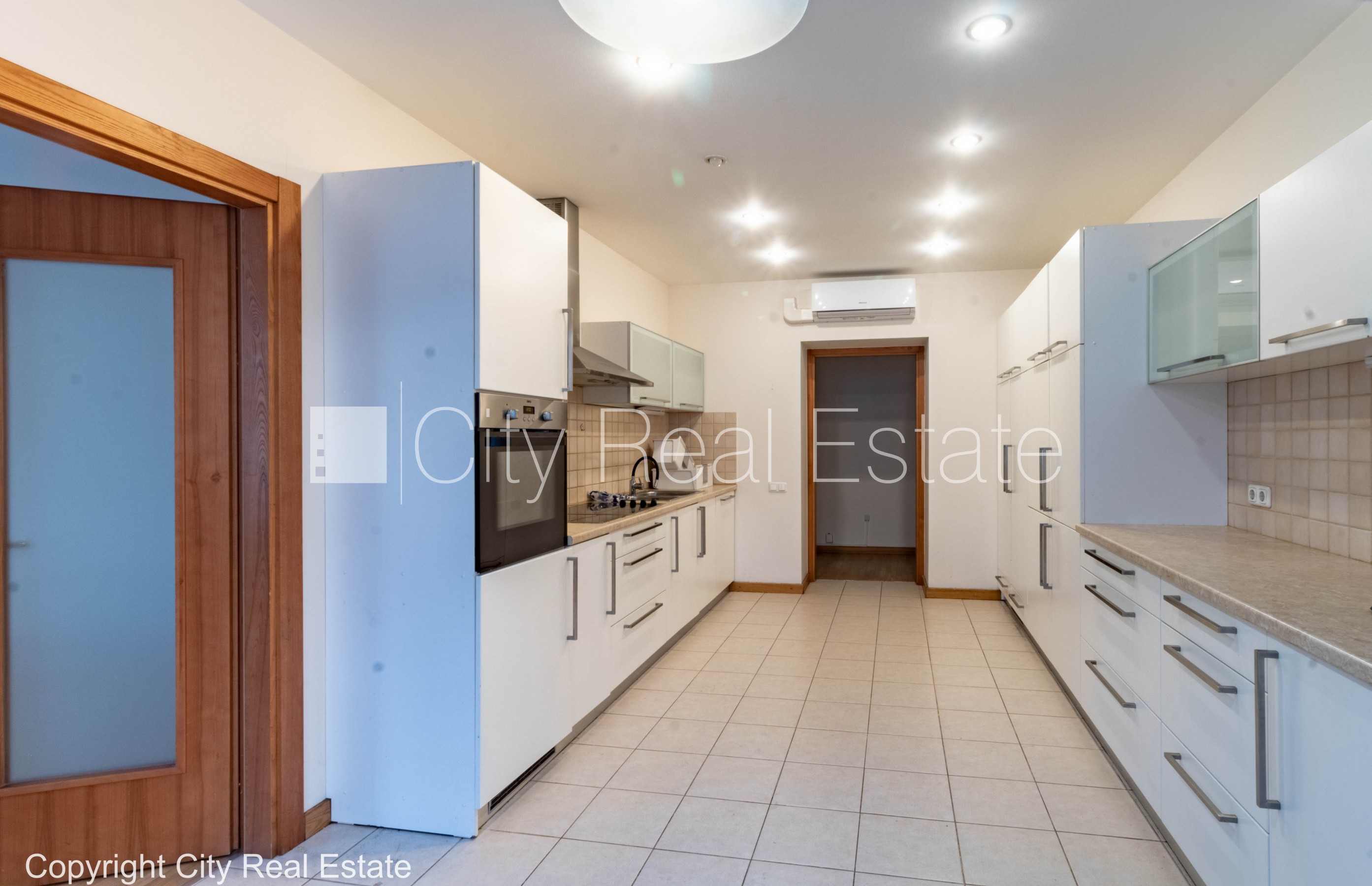 Sludinājumi. Fasādes māja, renovēta māja, slēgts pagalms, vieta automašīnai, ieeja no ielas un pagalma, ir Cena: 2765 EUR/mēn Foto #12