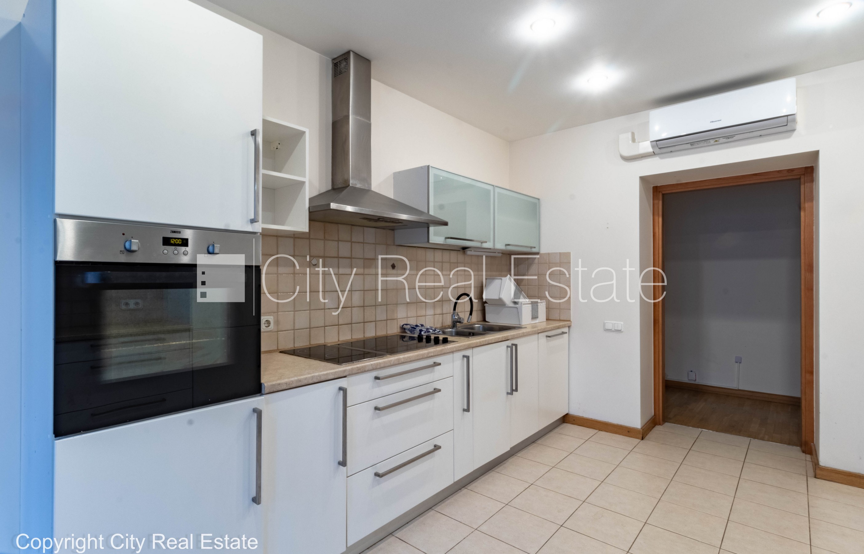 Sludinājumi. Fasādes māja, renovēta māja, slēgts pagalms, vieta automašīnai, ieeja no ielas un pagalma, ir Cena: 2765 EUR/mēn Foto #9