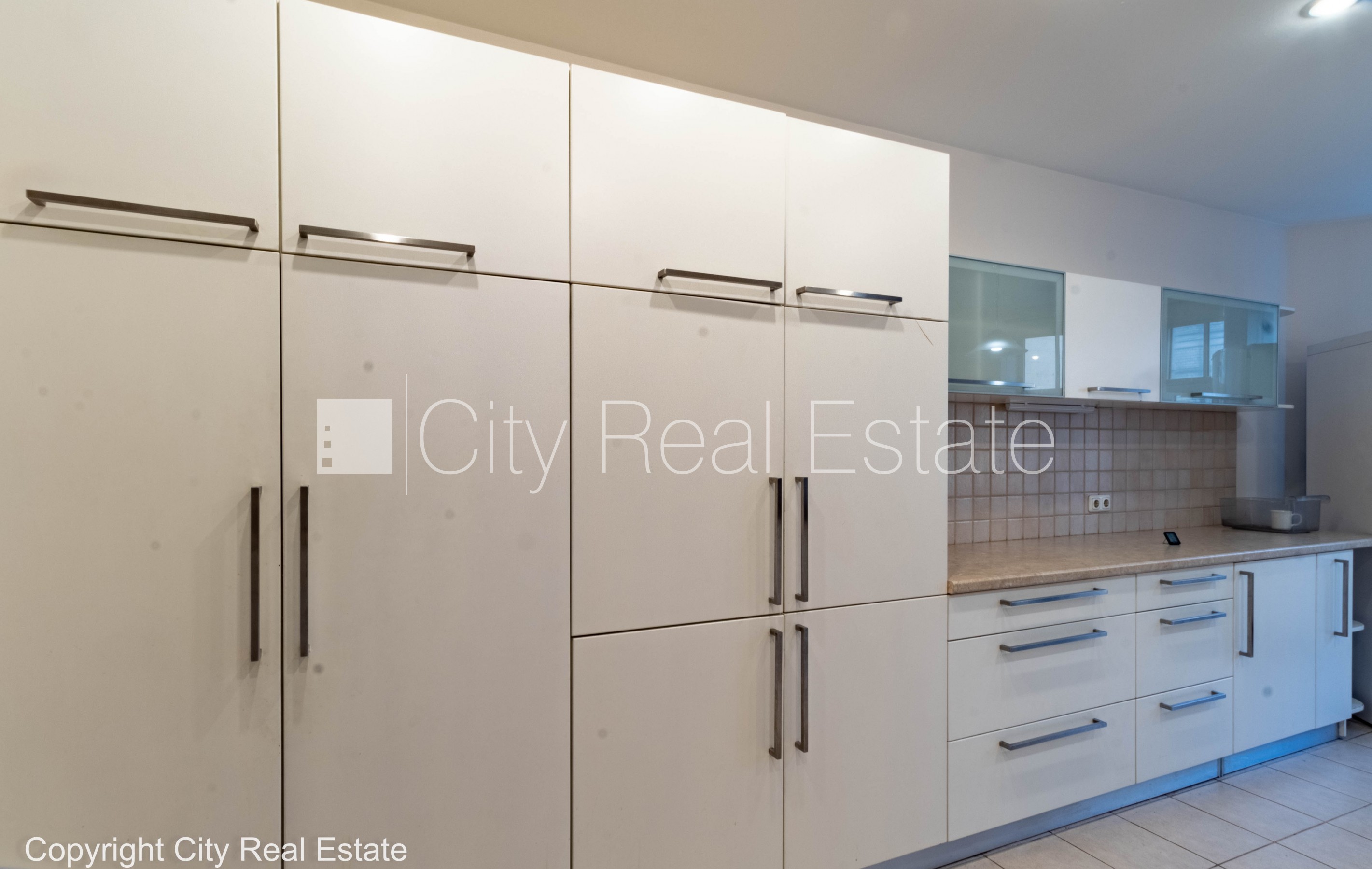 Sludinājumi. Fasādes māja, renovēta māja, slēgts pagalms, vieta automašīnai, ieeja no ielas un pagalma, ir Cena: 2765 EUR/mēn Foto #10