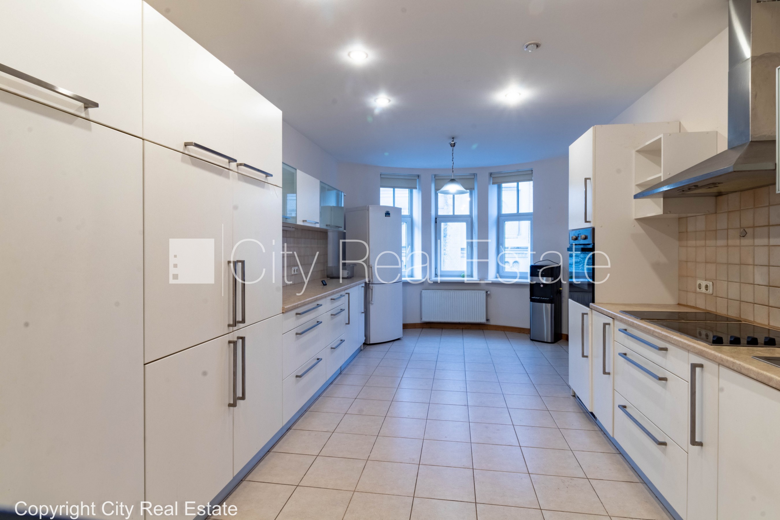 Sludinājumi. Fasādes māja, renovēta māja, slēgts pagalms, vieta automašīnai, ieeja no ielas un pagalma, ir Cena: 2765 EUR/mēn Foto #11