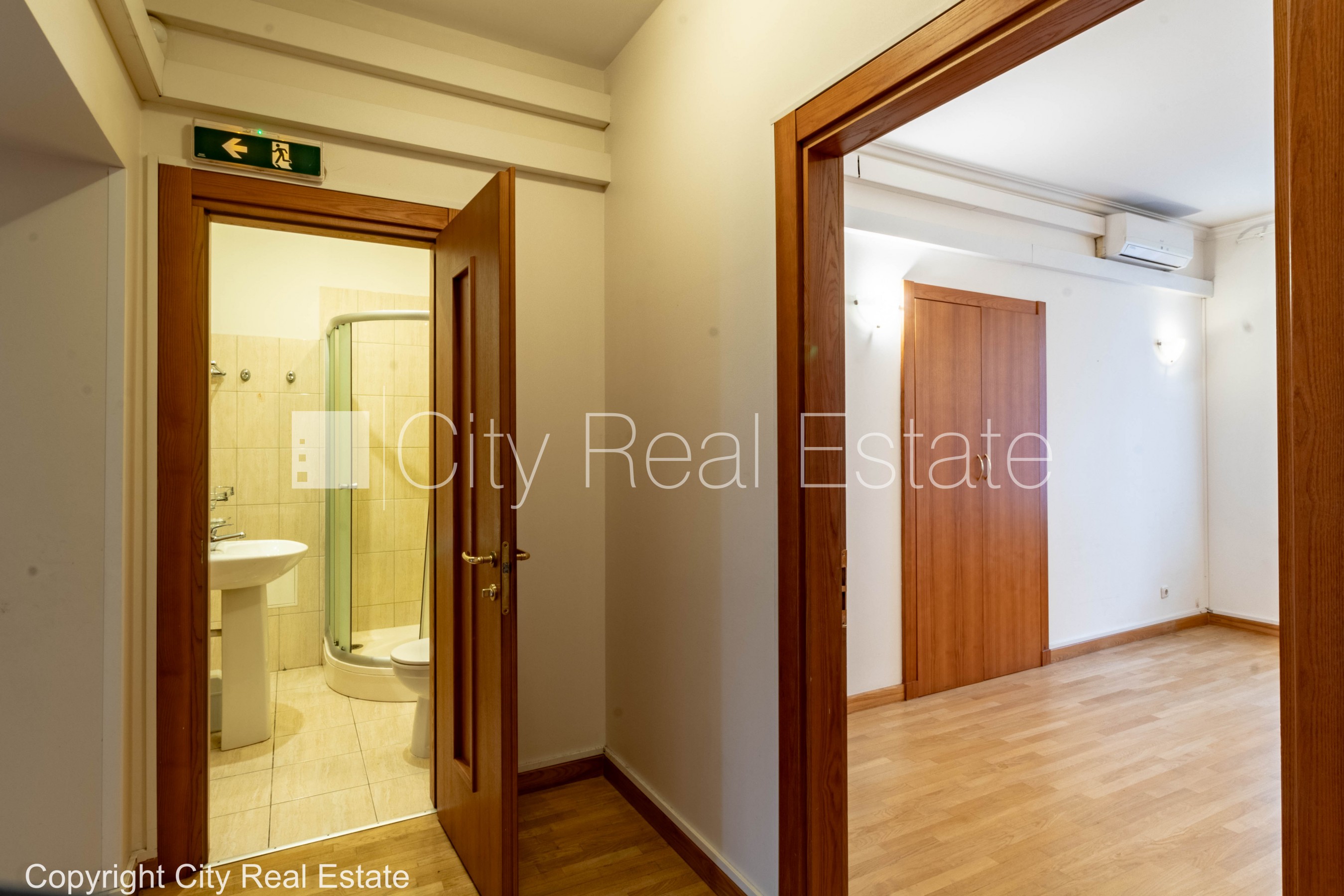 Sludinājumi. Fasādes māja, renovēta māja, slēgts pagalms, vieta automašīnai, ieeja no ielas un pagalma, ir Cena: 2765 EUR/mēn Foto #23