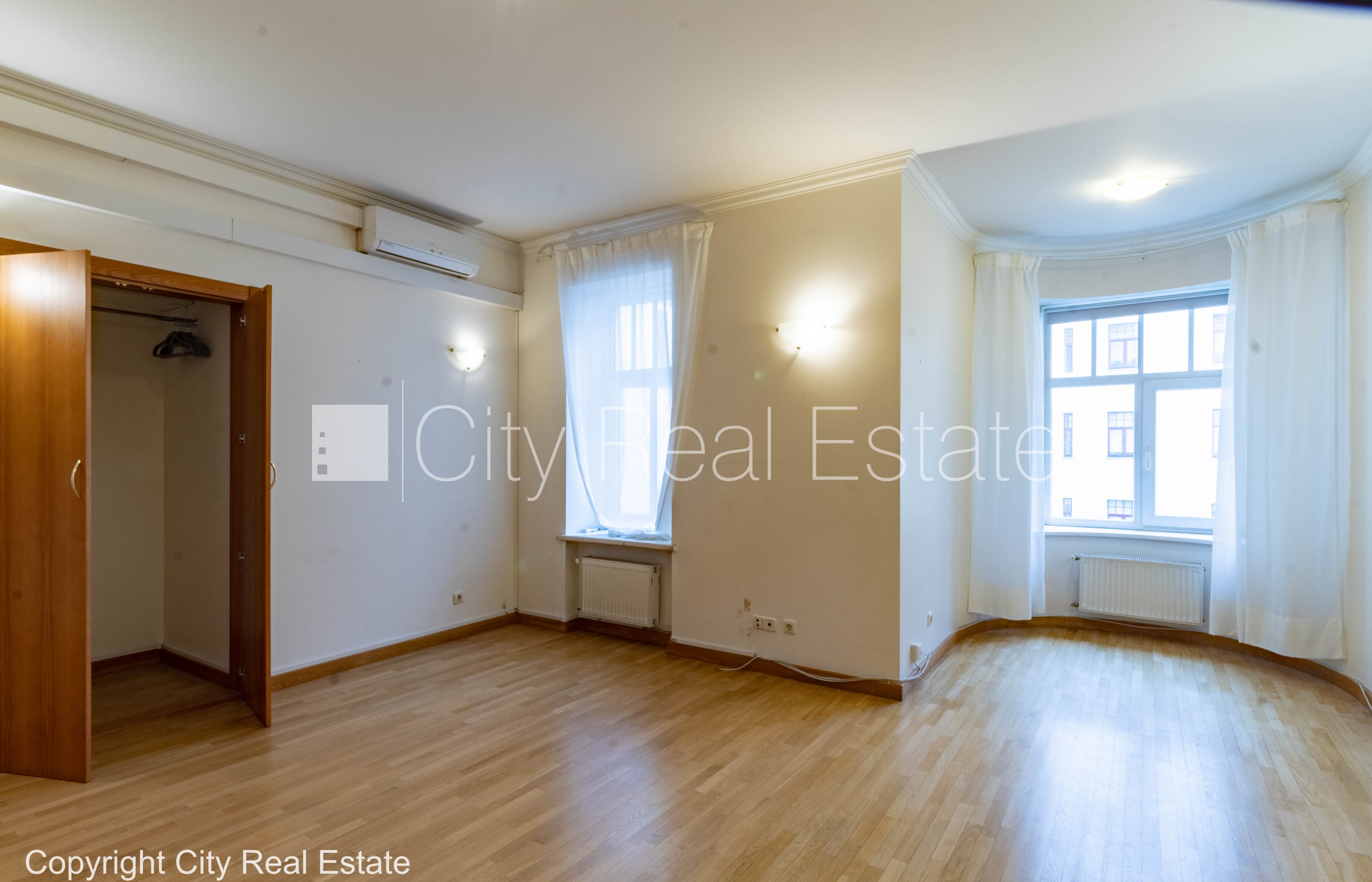 Sludinājumi. Fasādes māja, renovēta māja, slēgts pagalms, vieta automašīnai, ieeja no ielas un pagalma, ir Cena: 2765 EUR/mēn Foto #14