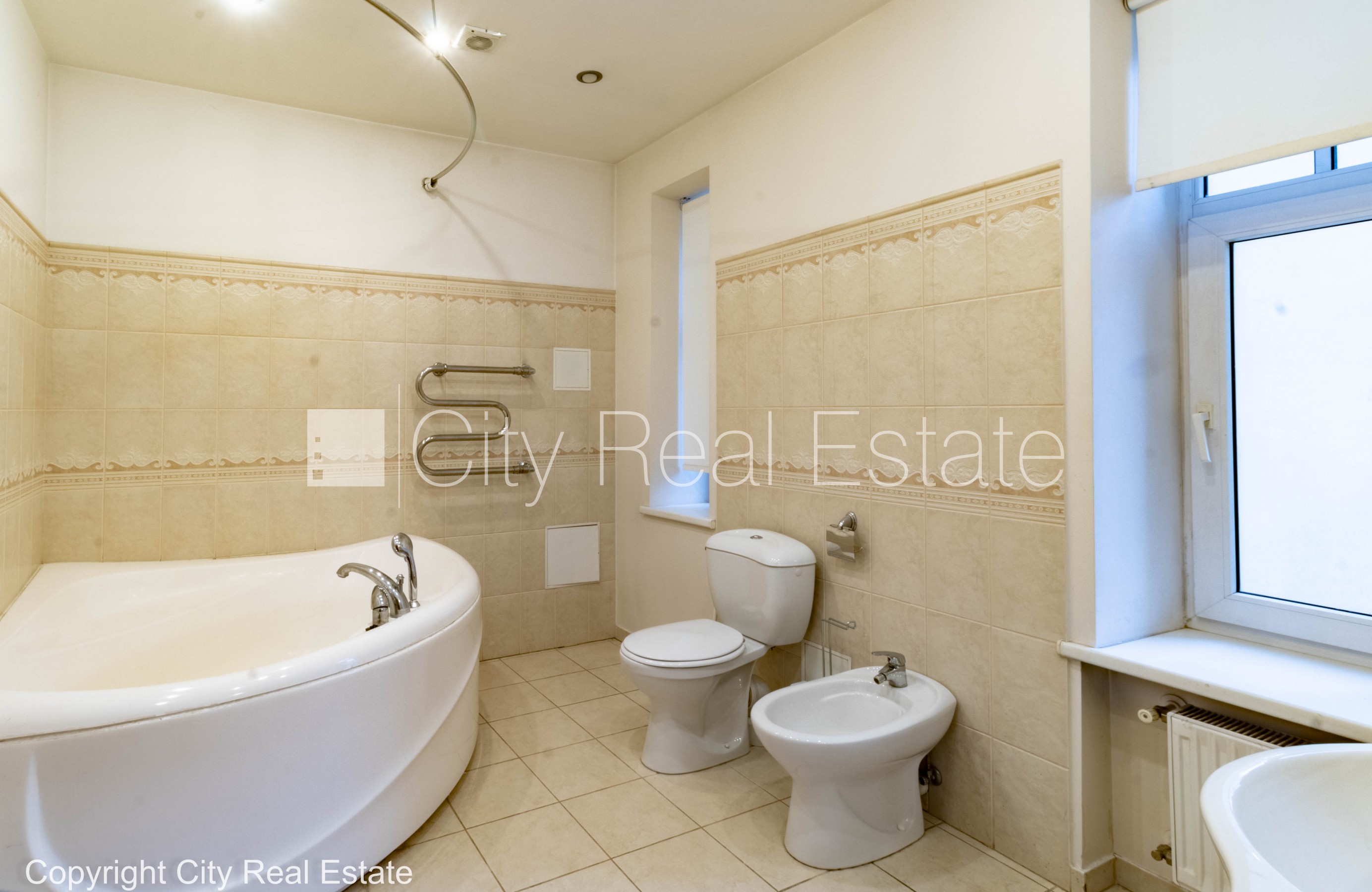 Sludinājumi. Fasādes māja, renovēta māja, slēgts pagalms, vieta automašīnai, ieeja no ielas un pagalma, ir Cena: 2765 EUR/mēn Foto #18