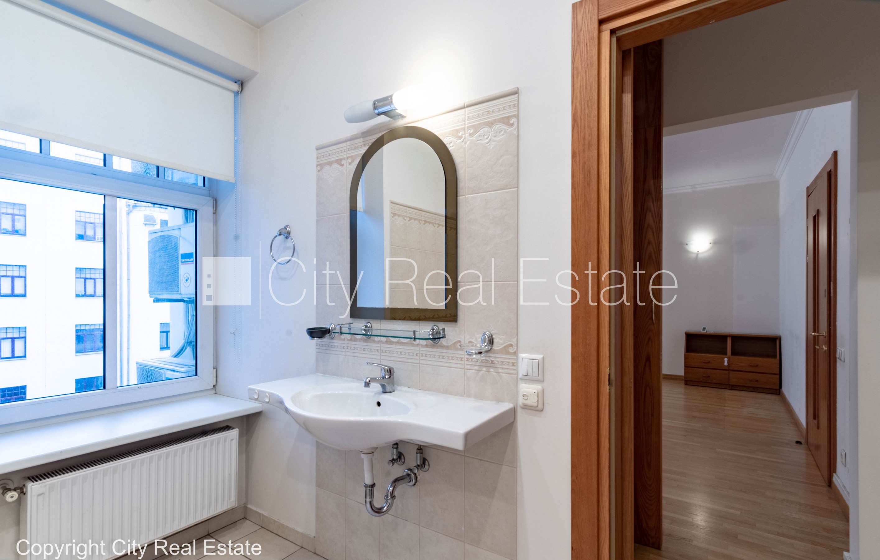 Sludinājumi. Fasādes māja, renovēta māja, slēgts pagalms, vieta automašīnai, ieeja no ielas un pagalma, ir Cena: 2765 EUR/mēn Foto #22