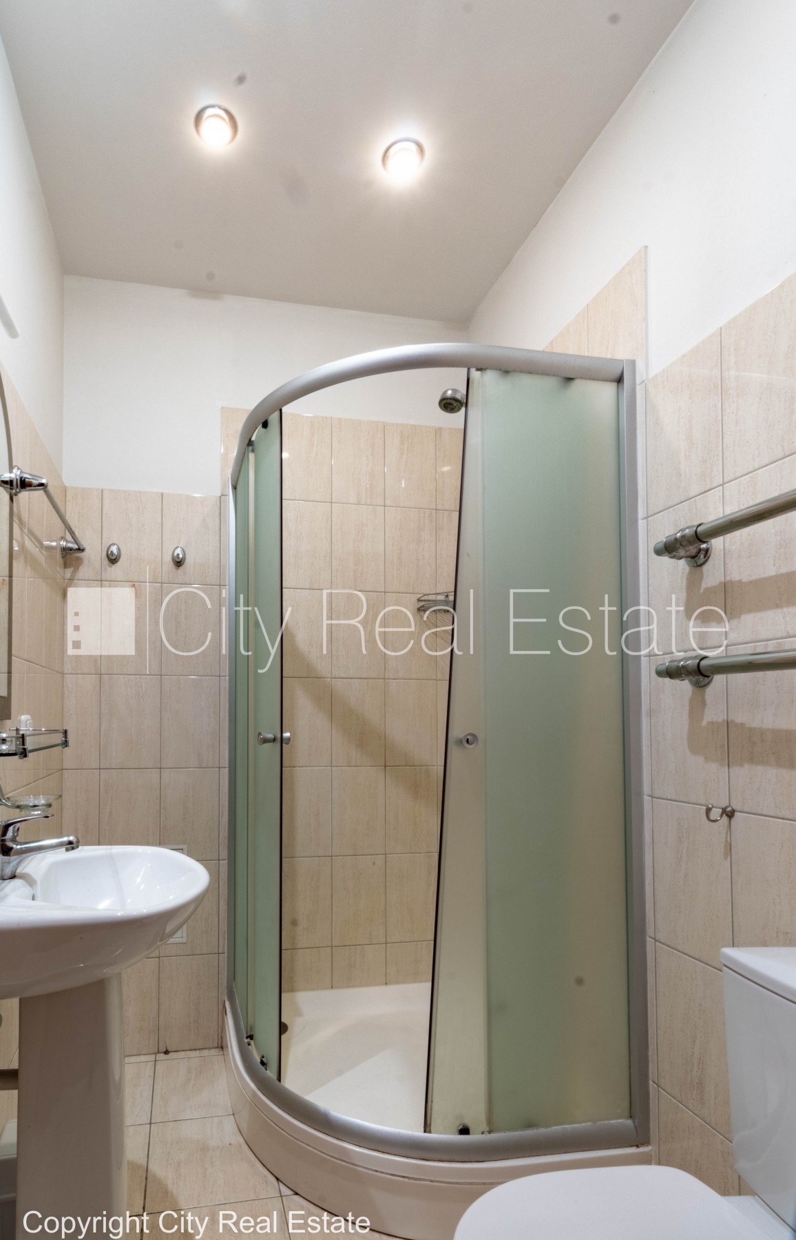 Sludinājumi. Fasādes māja, renovēta māja, slēgts pagalms, vieta automašīnai, ieeja no ielas un pagalma, ir Cena: 2765 EUR/mēn Foto #24