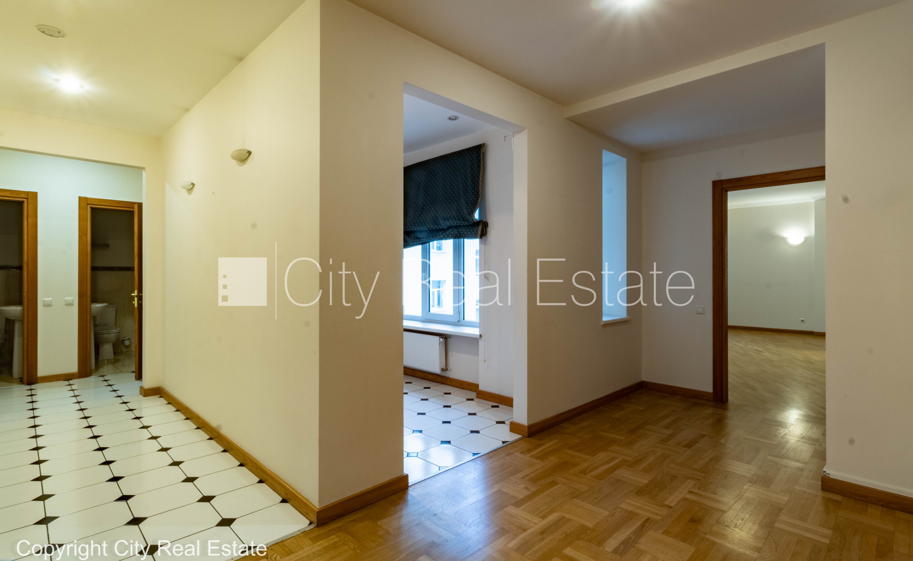 Sludinājumi. Fasādes māja, renovēta māja, slēgts pagalms, vieta automašīnai, ieeja no ielas un pagalma, ir Cena: 2765 EUR/mēn Foto #25