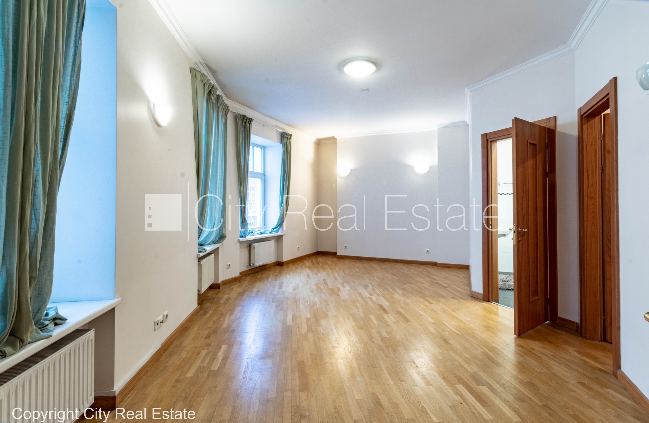 Sludinājumi. Fasādes māja, renovēta māja, slēgts pagalms, vieta automašīnai, ieeja no ielas un pagalma, ir Cena: 2765 EUR/mēn Foto #17