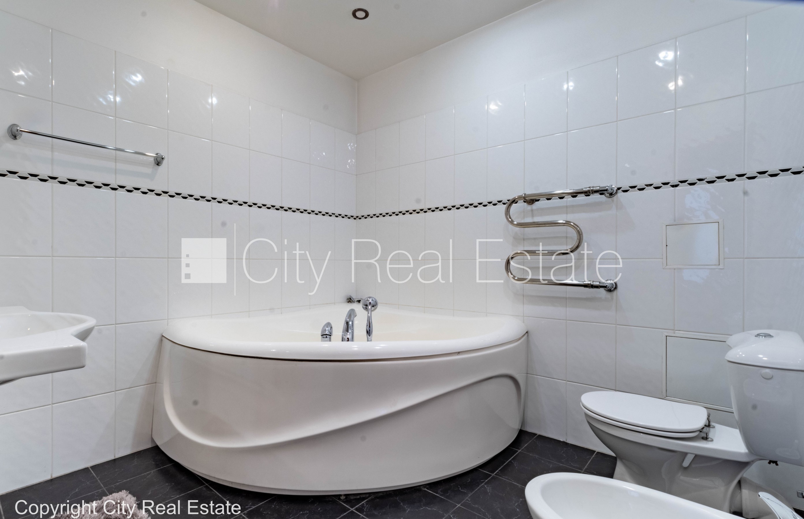 Sludinājumi. Fasādes māja, renovēta māja, slēgts pagalms, vieta automašīnai, ieeja no ielas un pagalma, ir Cena: 2765 EUR/mēn Foto #19