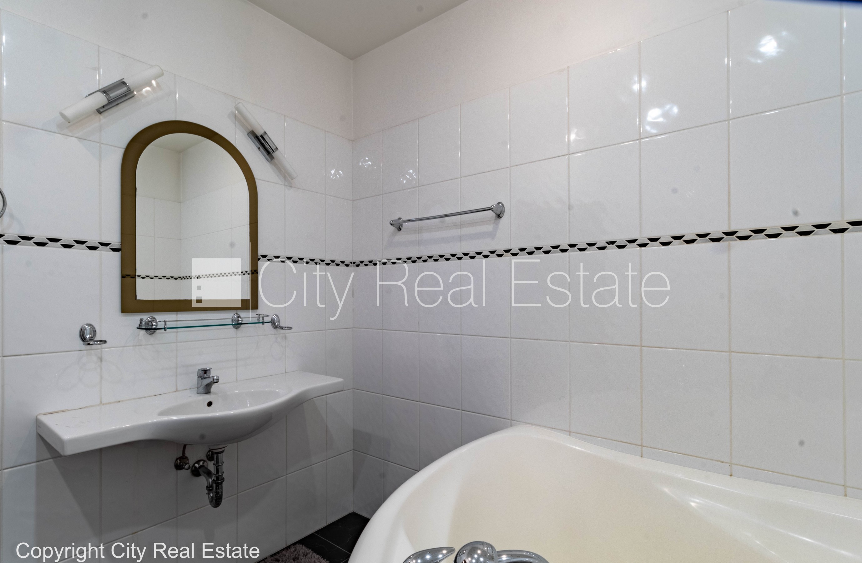 Sludinājumi. Fasādes māja, renovēta māja, slēgts pagalms, vieta automašīnai, ieeja no ielas un pagalma, ir Cena: 2765 EUR/mēn Foto #20