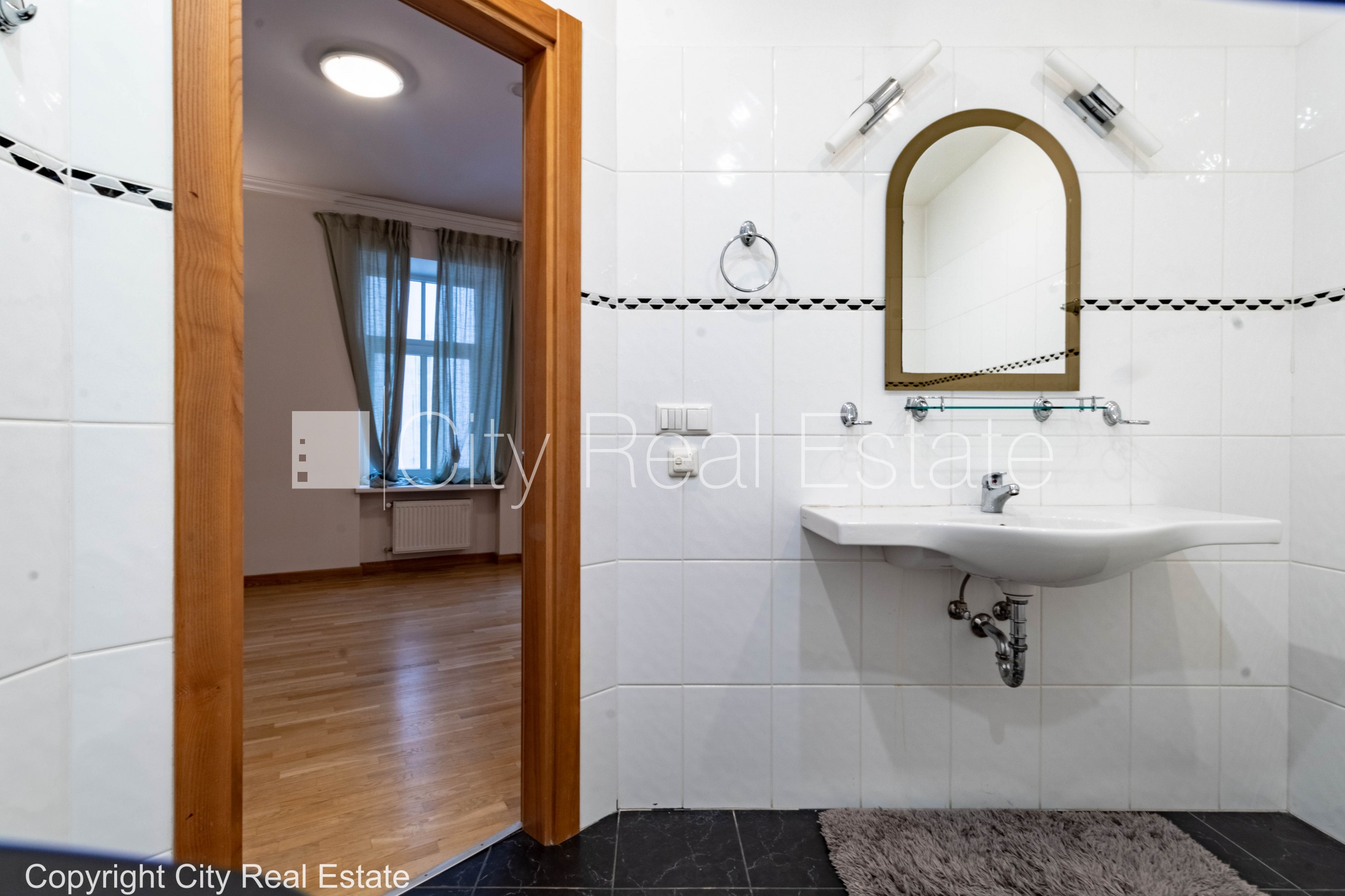 Sludinājumi. Fasādes māja, renovēta māja, slēgts pagalms, vieta automašīnai, ieeja no ielas un pagalma, ir Cena: 2765 EUR/mēn Foto #21