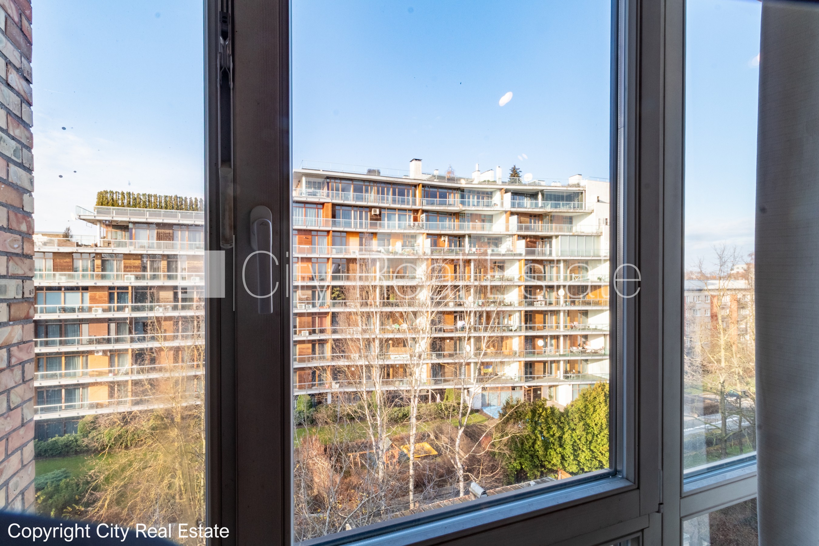 Sludinājumi. Fasādes māja, labiekārtots apzaļumots pagalms, vieta automašīnai, ieeja no ielas un pagalma, kāpņu Cena: 105000 EUR Foto #2