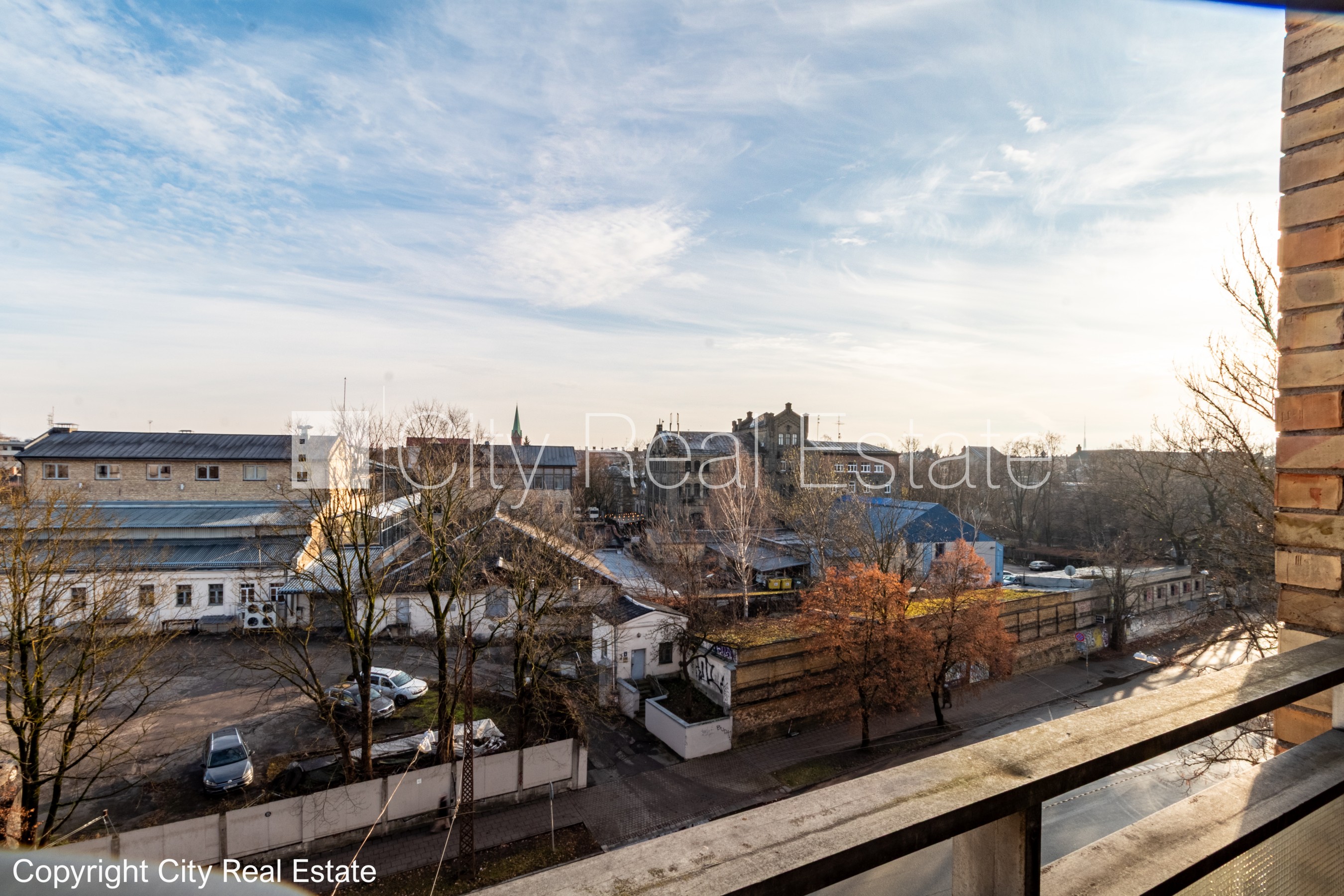 Sludinājumi. Fasādes māja, labiekārtots apzaļumots pagalms, vieta automašīnai, ieeja no ielas un pagalma, kāpņu Cena: 105000 EUR Foto #12