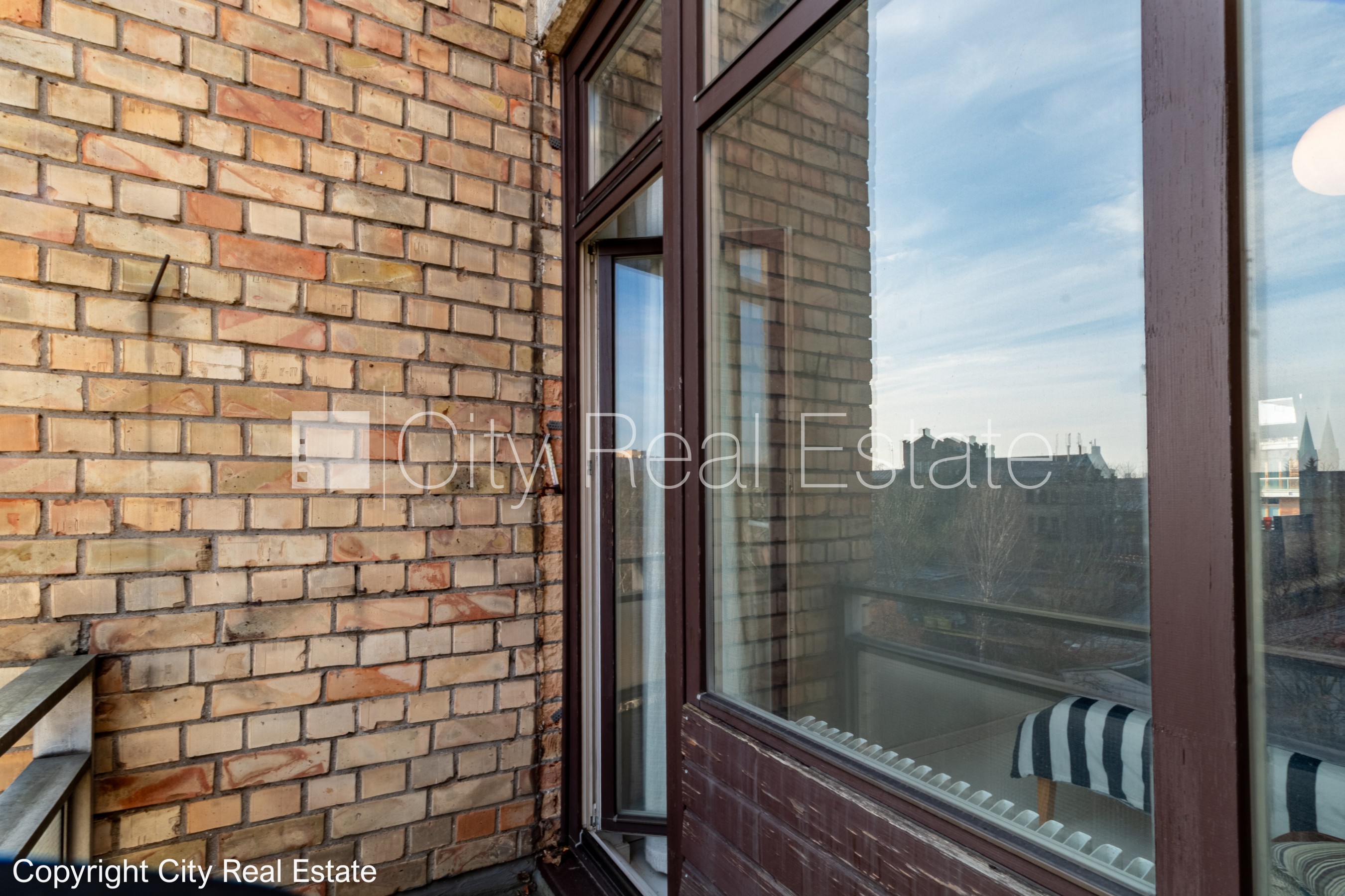 Sludinājumi. Fasādes māja, labiekārtots apzaļumots pagalms, vieta automašīnai, ieeja no ielas un pagalma, kāpņu Cena: 105000 EUR Foto #13