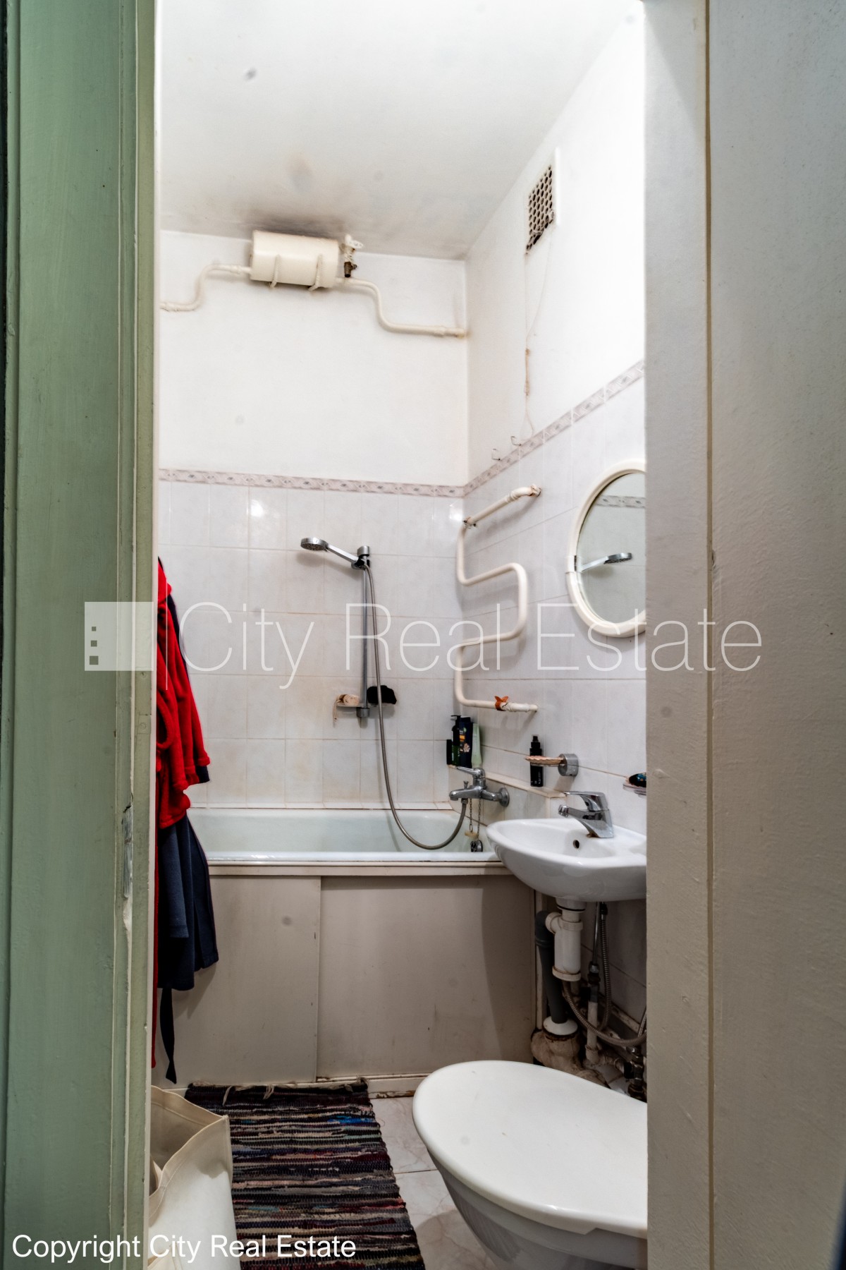 Sludinājumi. Fasādes māja, labiekārtots apzaļumots pagalms, vieta automašīnai, ieeja no ielas un pagalma, kāpņu Cena: 105000 EUR Foto #20