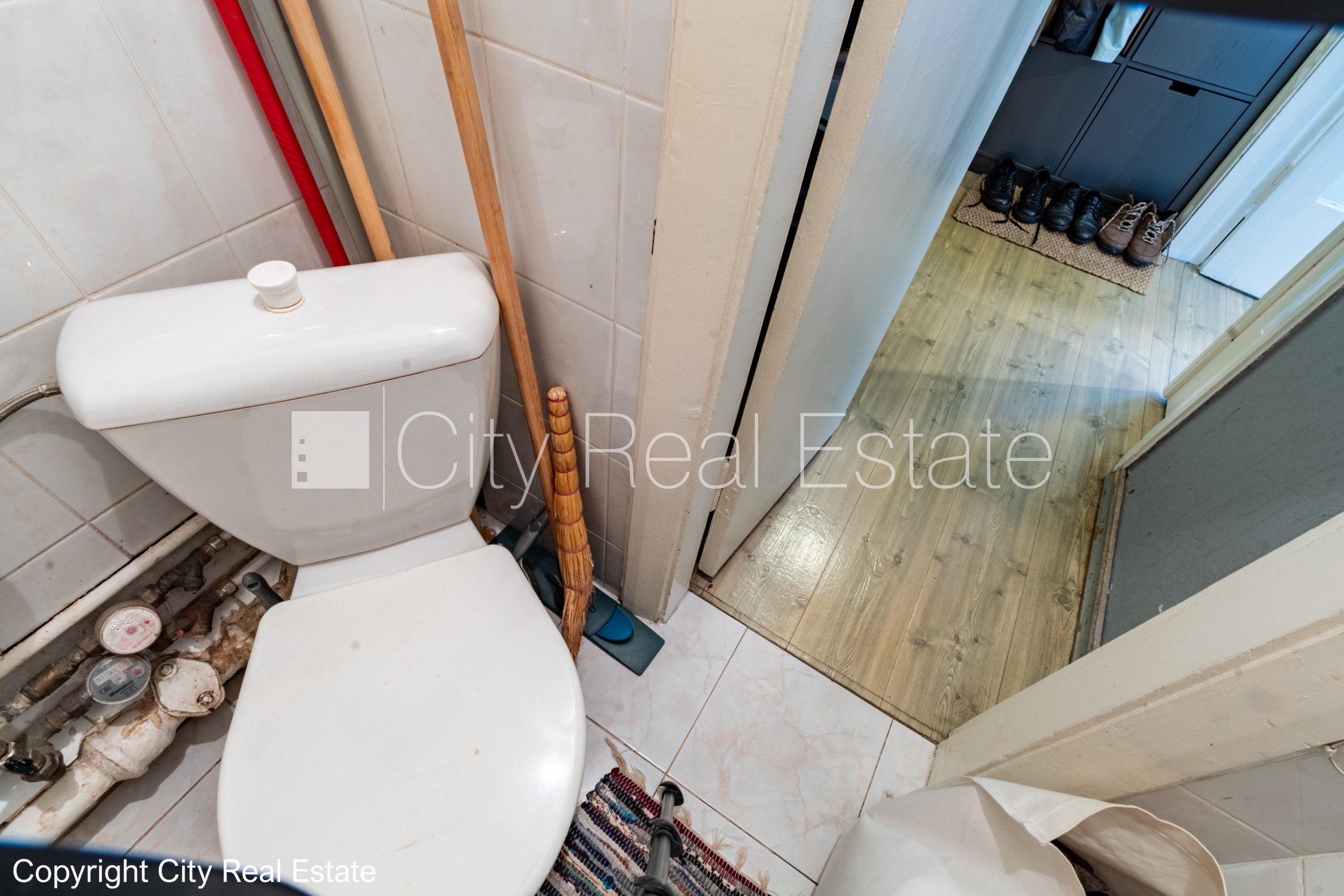 Sludinājumi. Fasādes māja, labiekārtots apzaļumots pagalms, vieta automašīnai, ieeja no ielas un pagalma, kāpņu Cena: 105000 EUR Foto #21