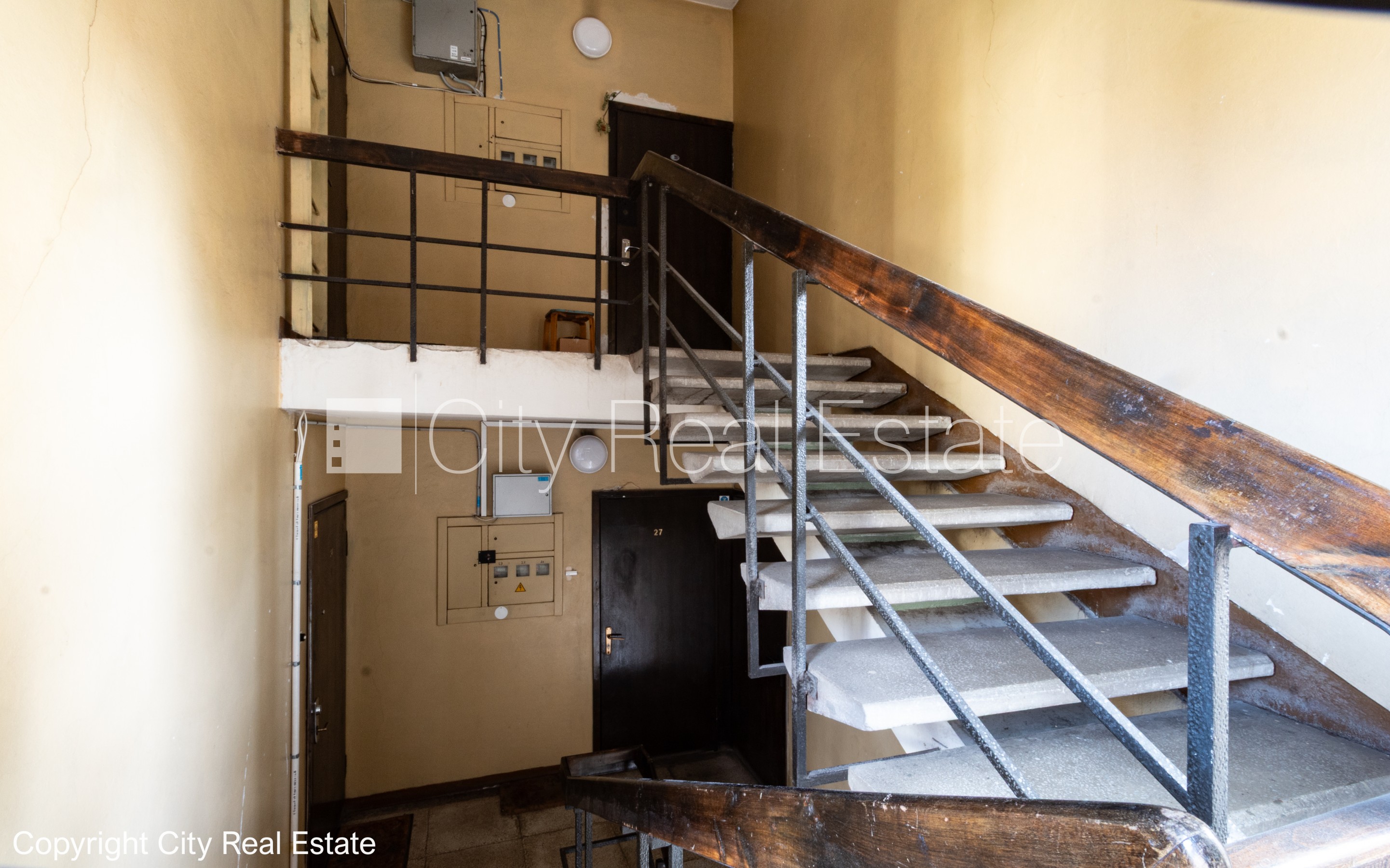 Sludinājumi. Fasādes māja, labiekārtots apzaļumots pagalms, vieta automašīnai, ieeja no ielas un pagalma, kāpņu Cena: 105000 EUR Foto #25