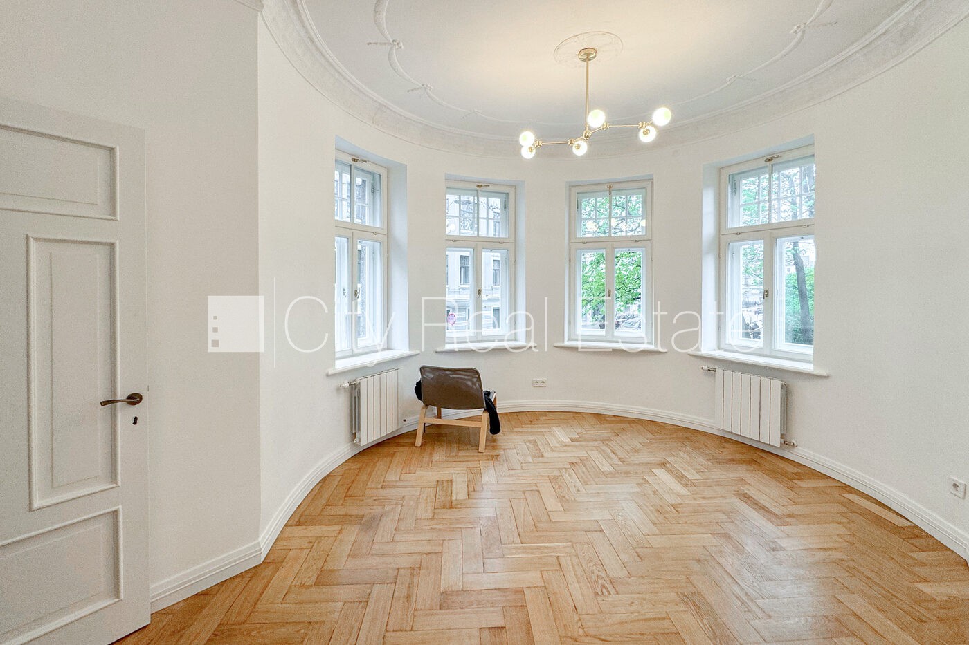 Sludinājumi. Fasādes māja, renovēta māja, slēgts pagalms, ieeja no ielas, luksuss apartamenti , logi vērsti uz Cena: 1500 EUR/mēn Foto #1