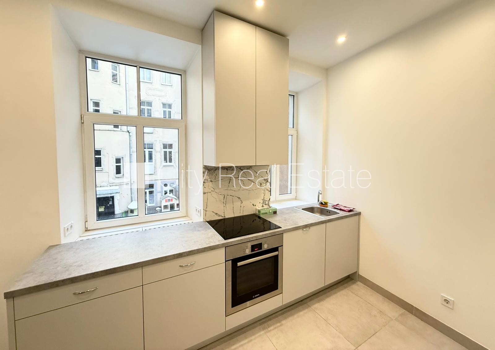 Sludinājumi. Fasādes māja, renovēta māja, slēgts pagalms, ieeja no ielas, luksuss apartamenti , logi vērsti uz Cena: 1500 EUR/mēn Foto #11