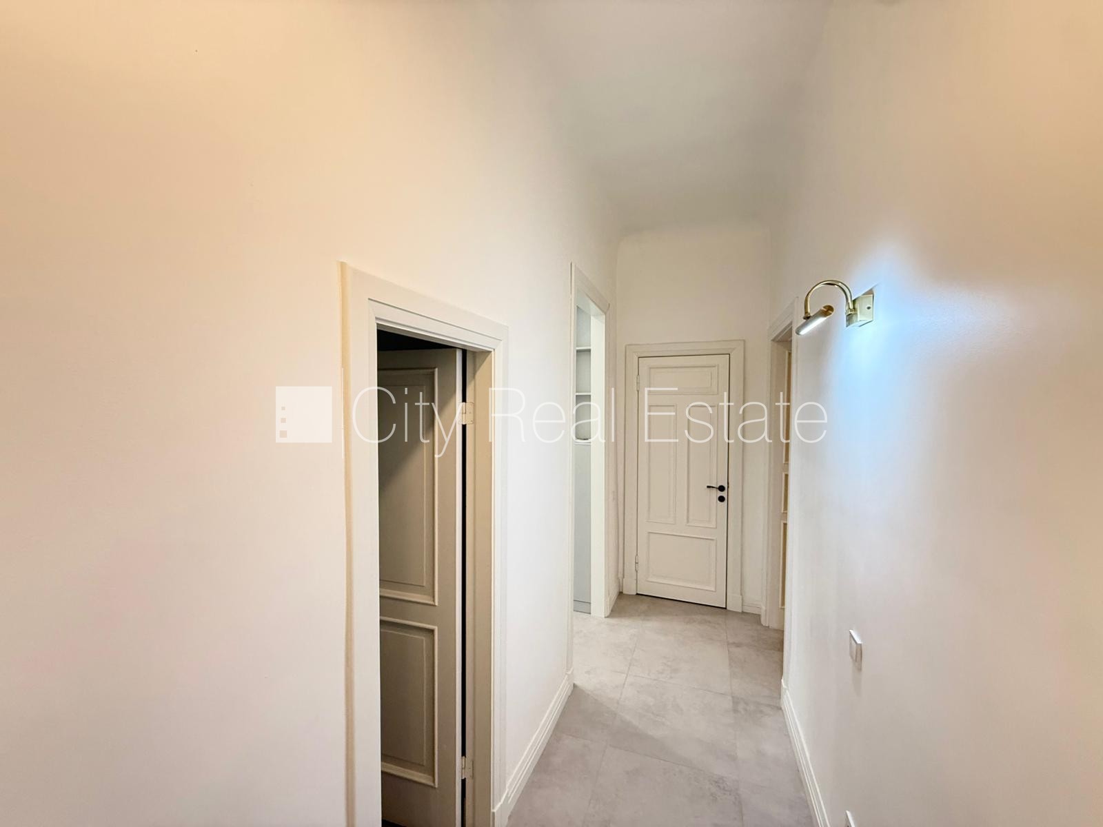 Sludinājumi. Fasādes māja, renovēta māja, slēgts pagalms, ieeja no ielas, luksuss apartamenti , logi vērsti uz Cena: 1500 EUR/mēn Foto #18