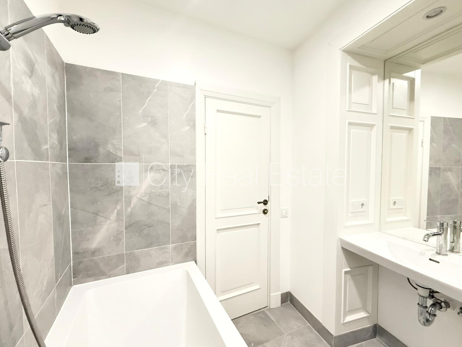 Sludinājumi. Fasādes māja, renovēta māja, slēgts pagalms, ieeja no ielas, luksuss apartamenti , logi vērsti uz Cena: 1500 EUR/mēn Foto #17