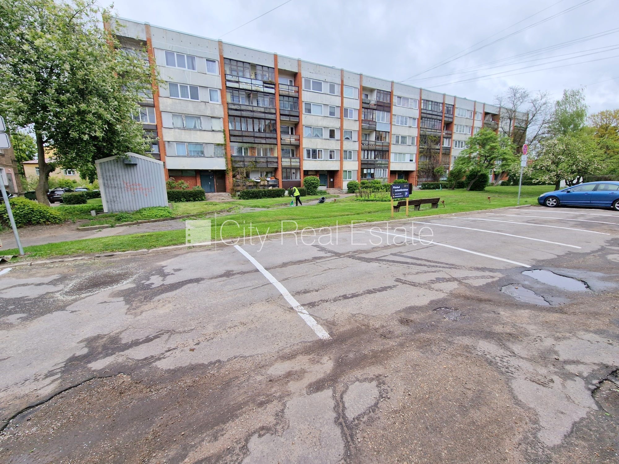 Объявление. Место для машины, въезд на территорию предъявляя пропуск, стоянка на территории покрыта асфальтом, Цена: 4000 EUR Foto #2