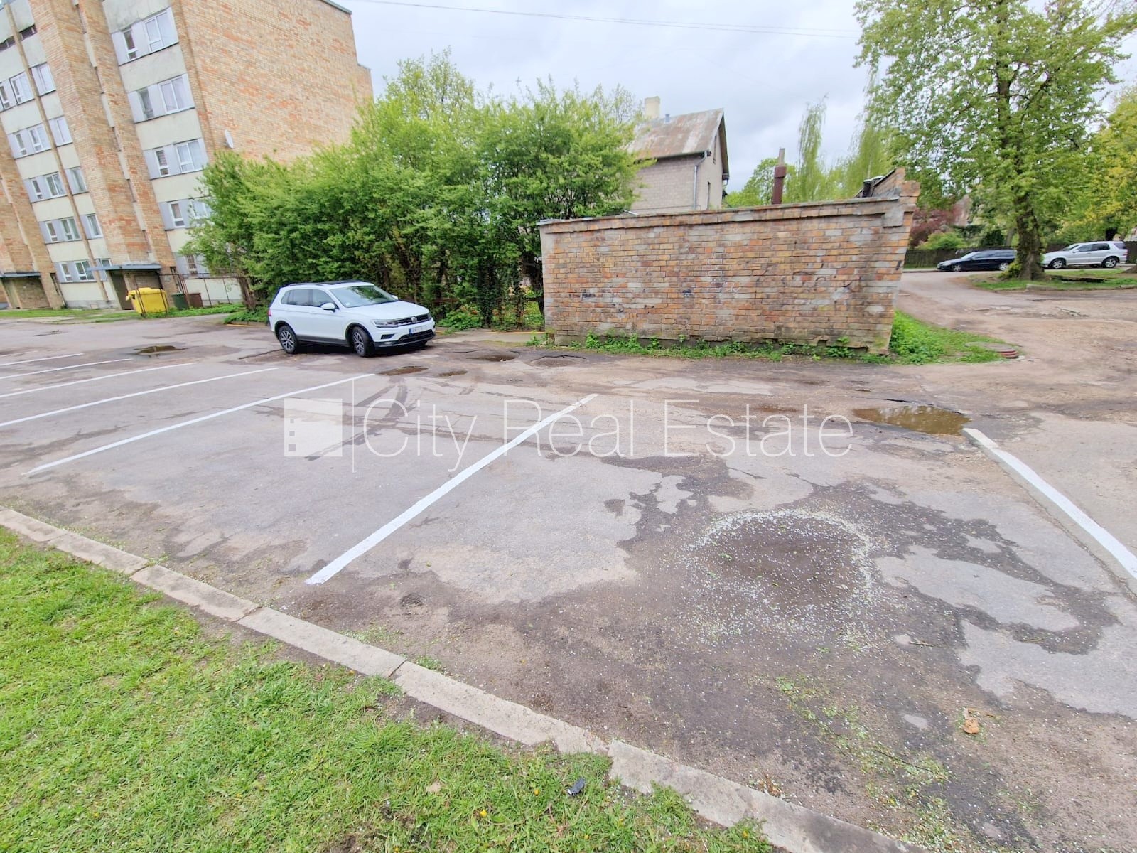 Объявление. Место для машины, въезд на территорию предъявляя пропуск, стоянка на территории покрыта асфальтом, Цена: 4000 EUR Foto #4