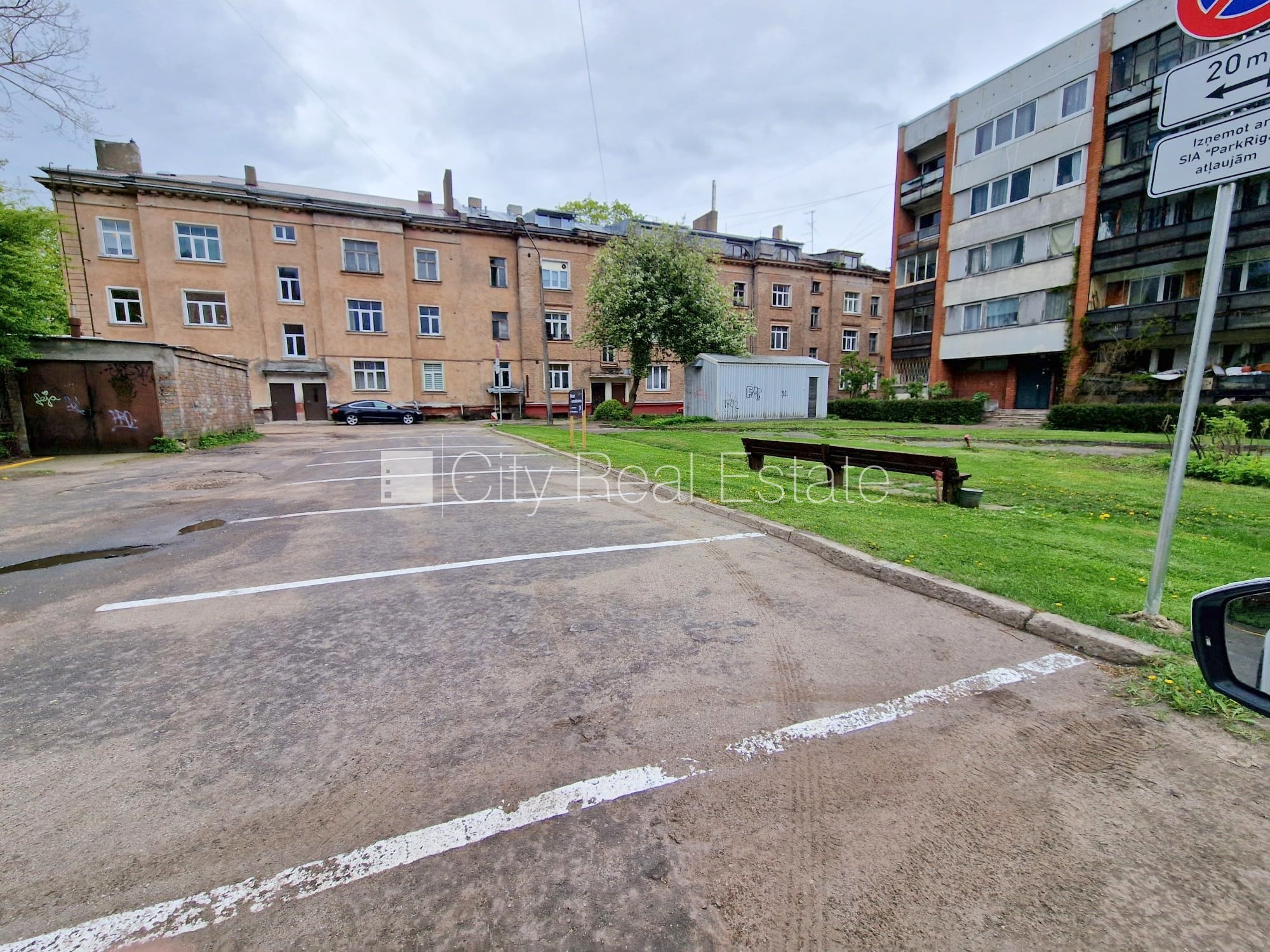 Объявление. Место для машины, въезд на территорию предъявляя пропуск, стоянка на территории покрыта асфальтом, Цена: 3500 EUR Foto #2