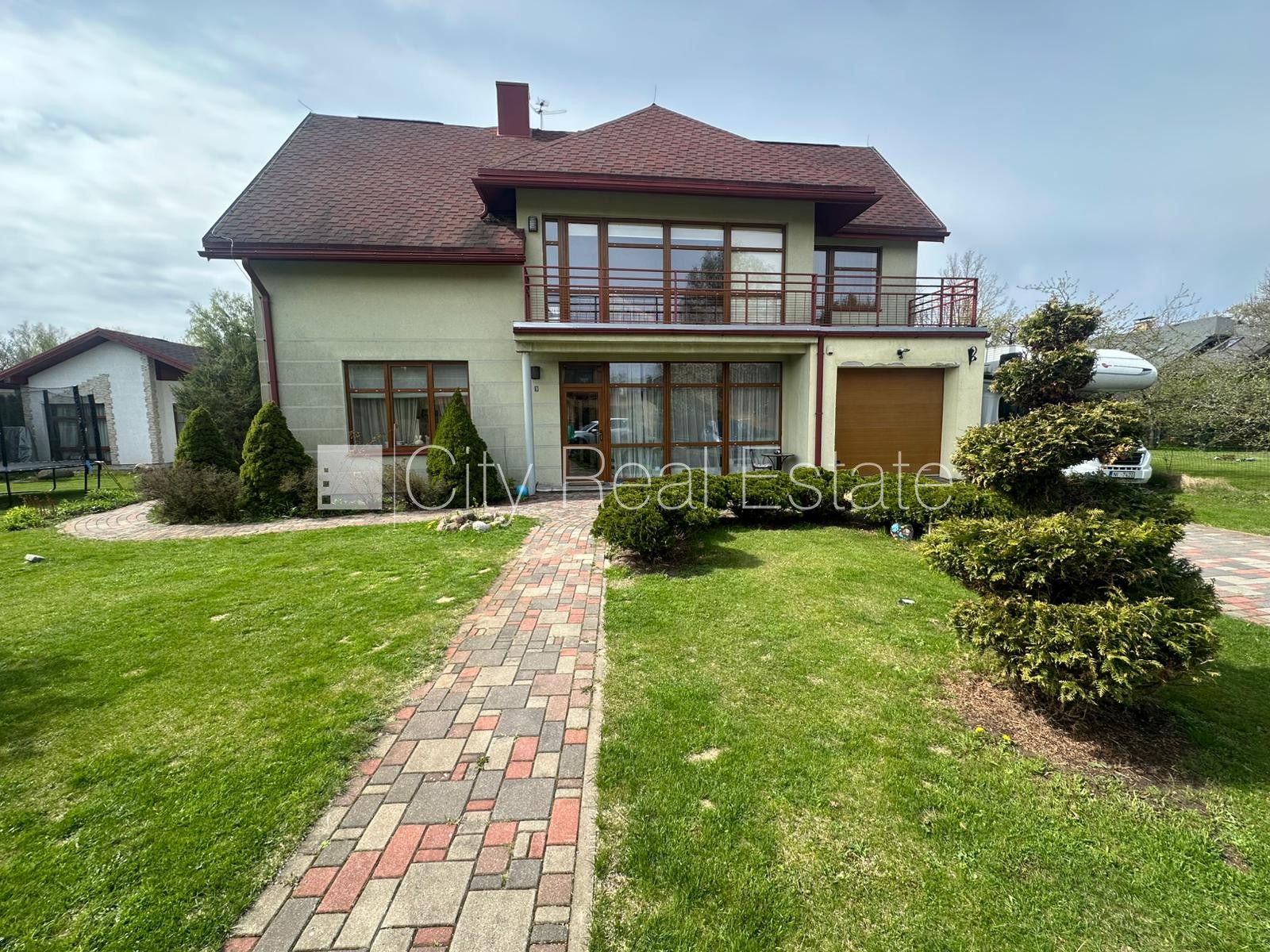 Sludinājumi. Zaļā teritorija, slēgta teritorija, garāža vienai automašīnai, vieta automašīnai, apzaļumota Cena: 2500 EUR/mēn Foto #1