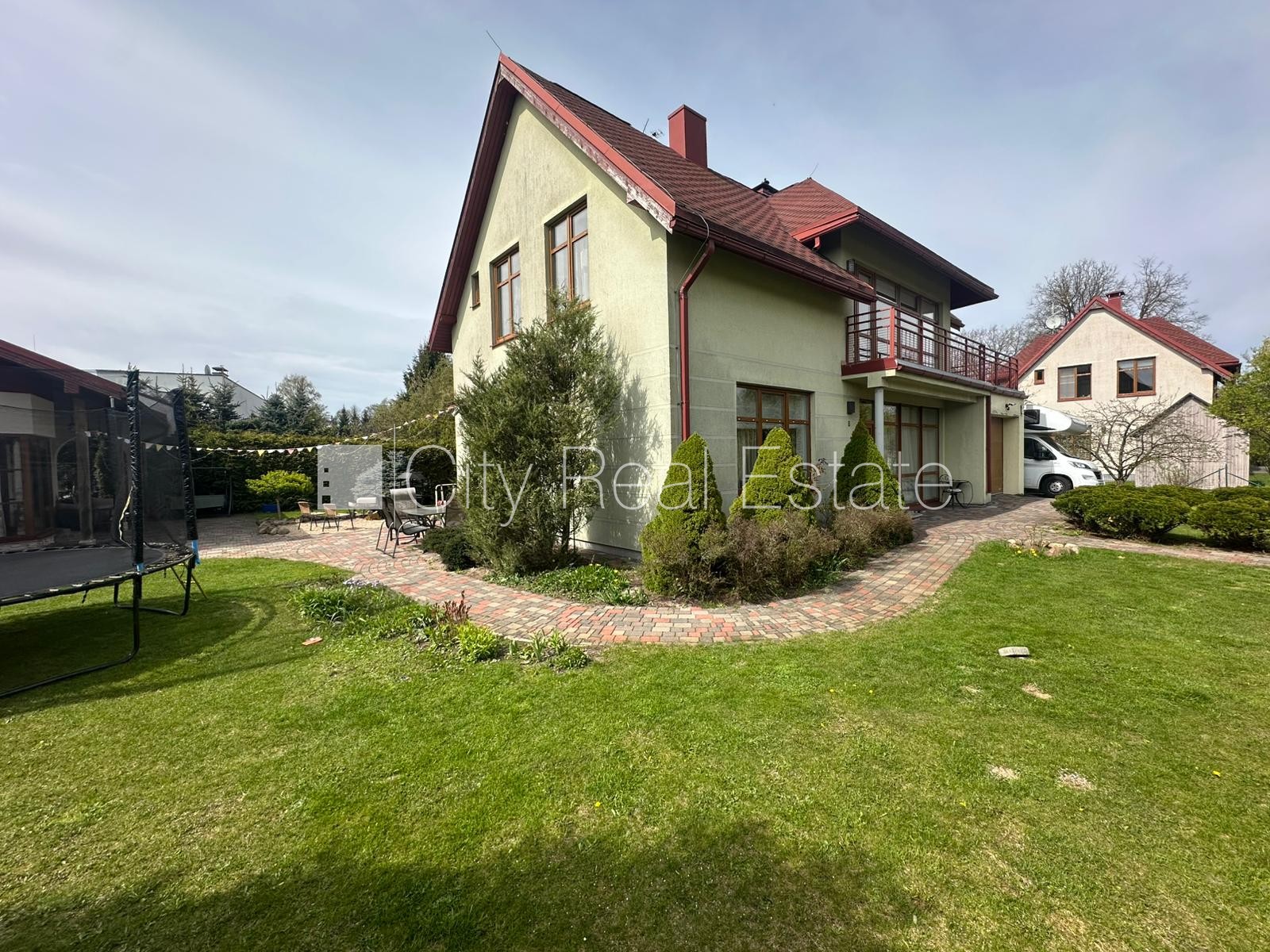 Sludinājumi. Zaļā teritorija, slēgta teritorija, garāža vienai automašīnai, vieta automašīnai, apzaļumota Cena: 2500 EUR/mēn Foto #20