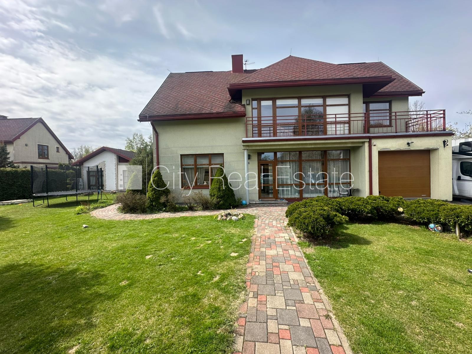 Sludinājumi. Zaļā teritorija, slēgta teritorija, garāža vienai automašīnai, vieta automašīnai, apzaļumota Cena: 2500 EUR/mēn Foto #2