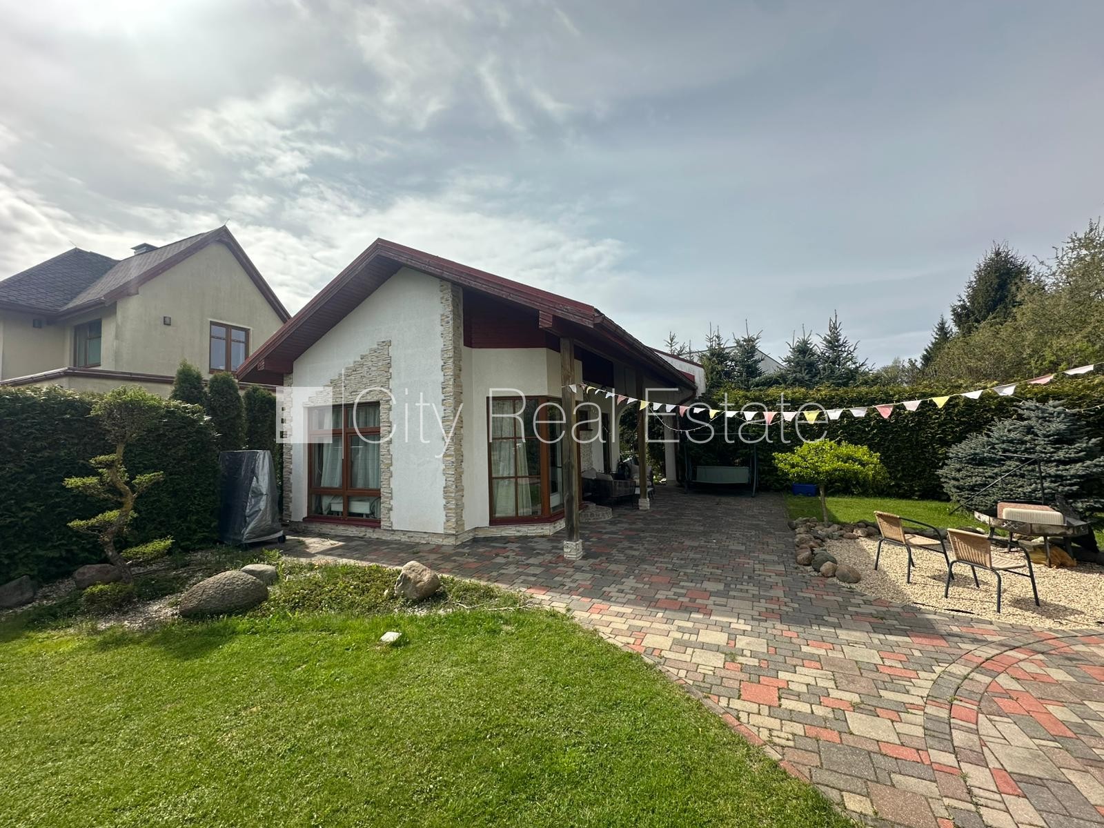 Sludinājumi. Zaļā teritorija, slēgta teritorija, garāža vienai automašīnai, vieta automašīnai, apzaļumota Cena: 2500 EUR/mēn Foto #16