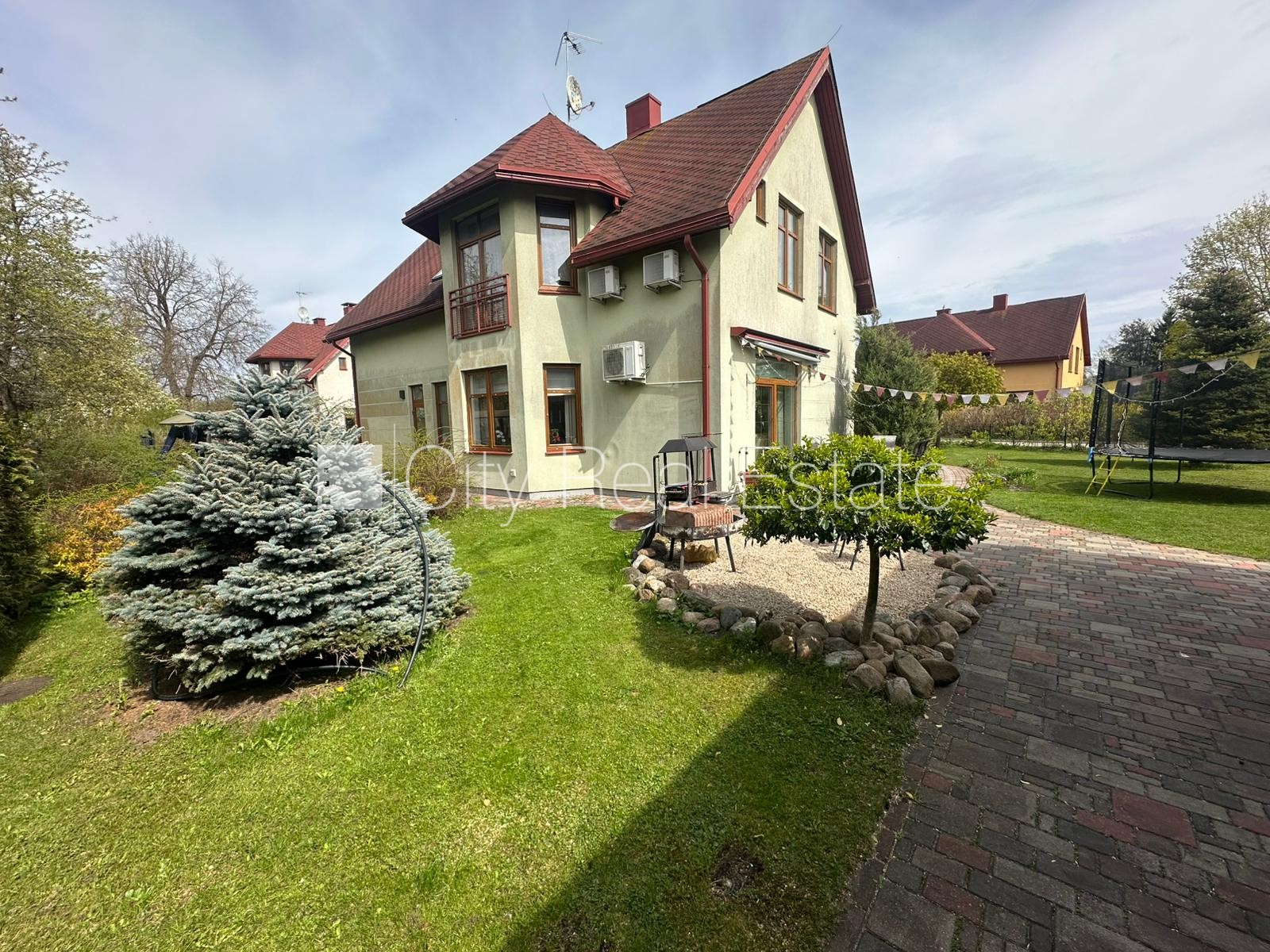 Sludinājumi. Zaļā teritorija, slēgta teritorija, garāža vienai automašīnai, vieta automašīnai, apzaļumota Cena: 2500 EUR/mēn Foto #21