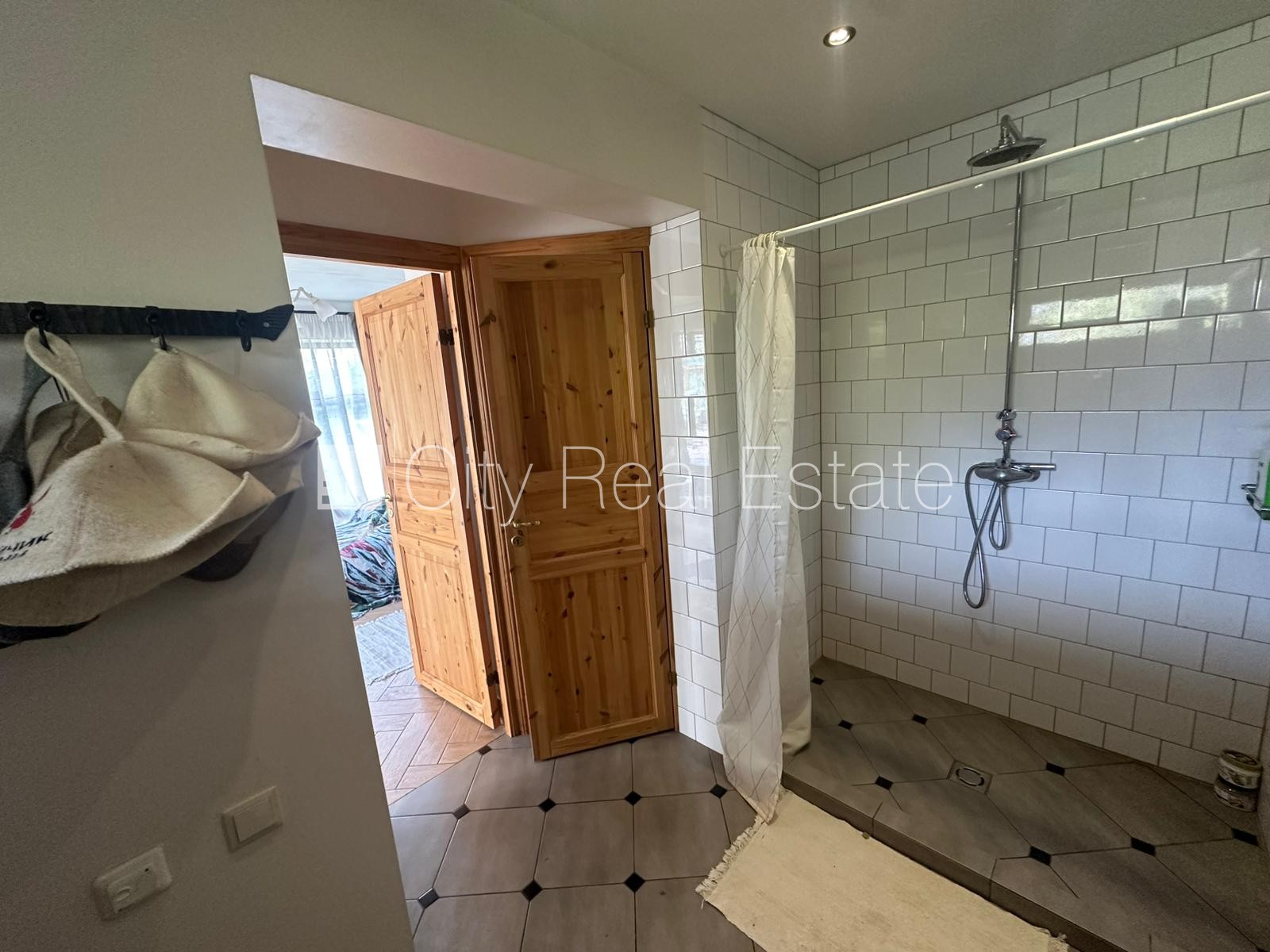 Sludinājumi. Zaļā teritorija, slēgta teritorija, garāža vienai automašīnai, vieta automašīnai, apzaļumota Cena: 2500 EUR/mēn Foto #19