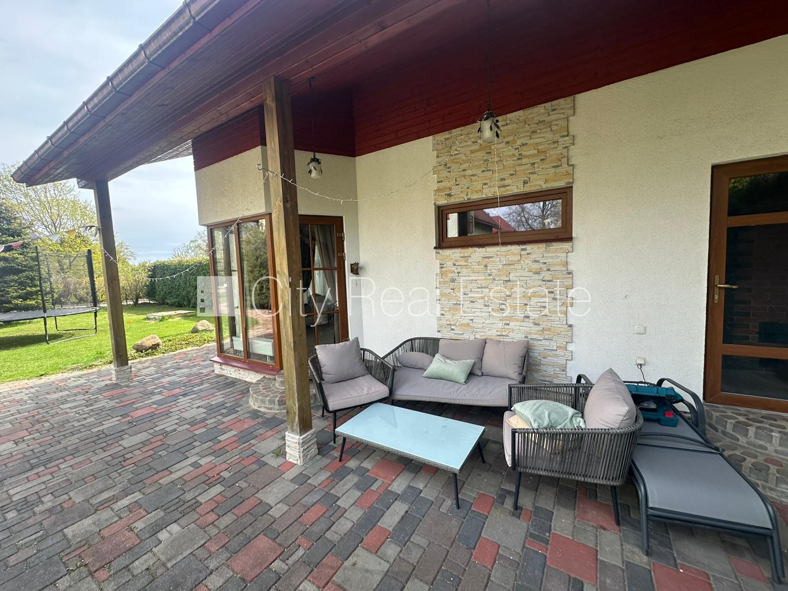 Sludinājumi. Zaļā teritorija, slēgta teritorija, garāža vienai automašīnai, vieta automašīnai, apzaļumota Cena: 2500 EUR/mēn Foto #15