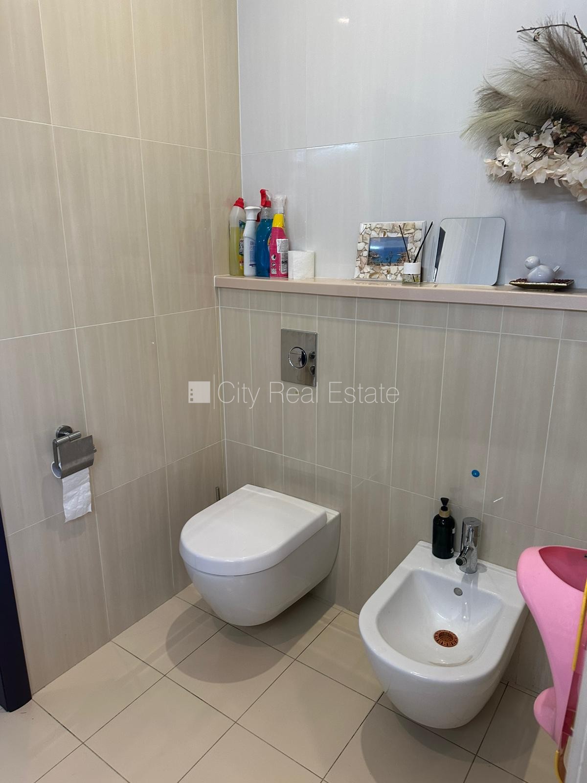 Sludinājumi. Zaļā teritorija, slēgta teritorija, garāža vienai automašīnai, vieta automašīnai, apzaļumota Cena: 2500 EUR/mēn Foto #9