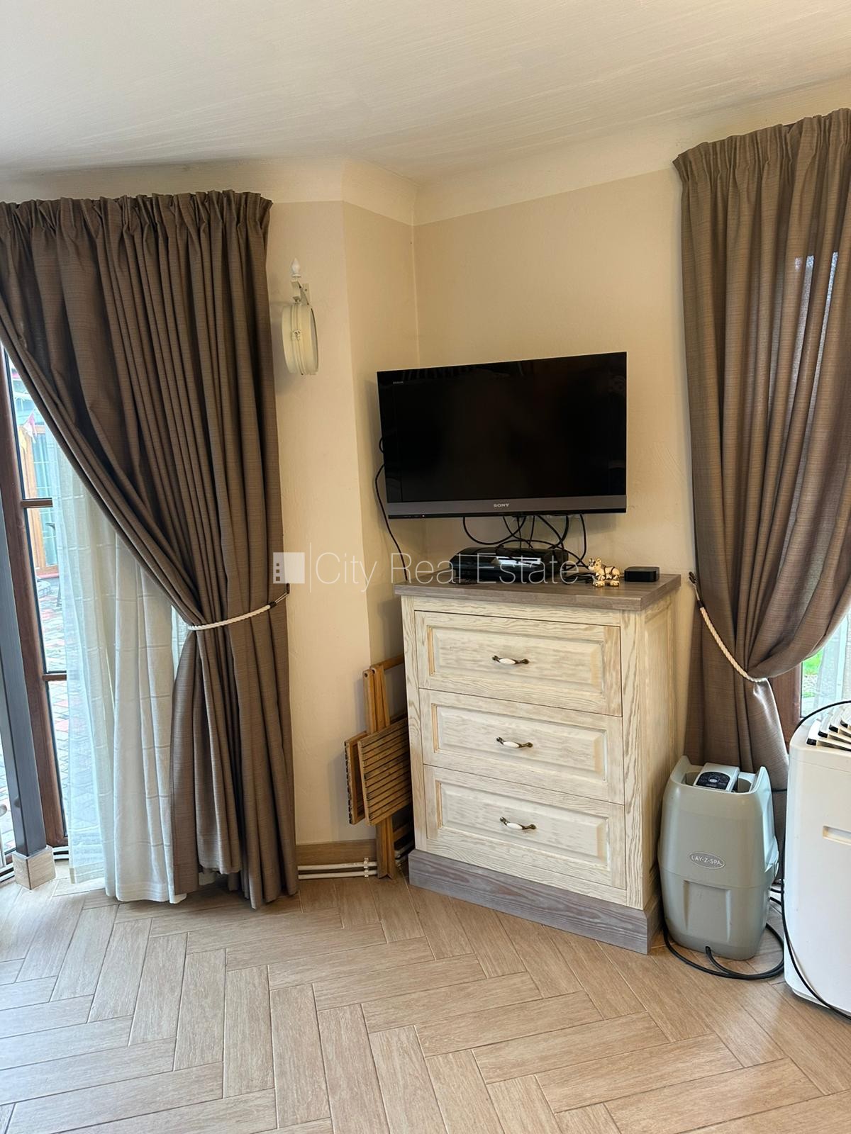 Sludinājumi. Zaļā teritorija, slēgta teritorija, garāža vienai automašīnai, vieta automašīnai, apzaļumota Cena: 2500 EUR/mēn Foto #18