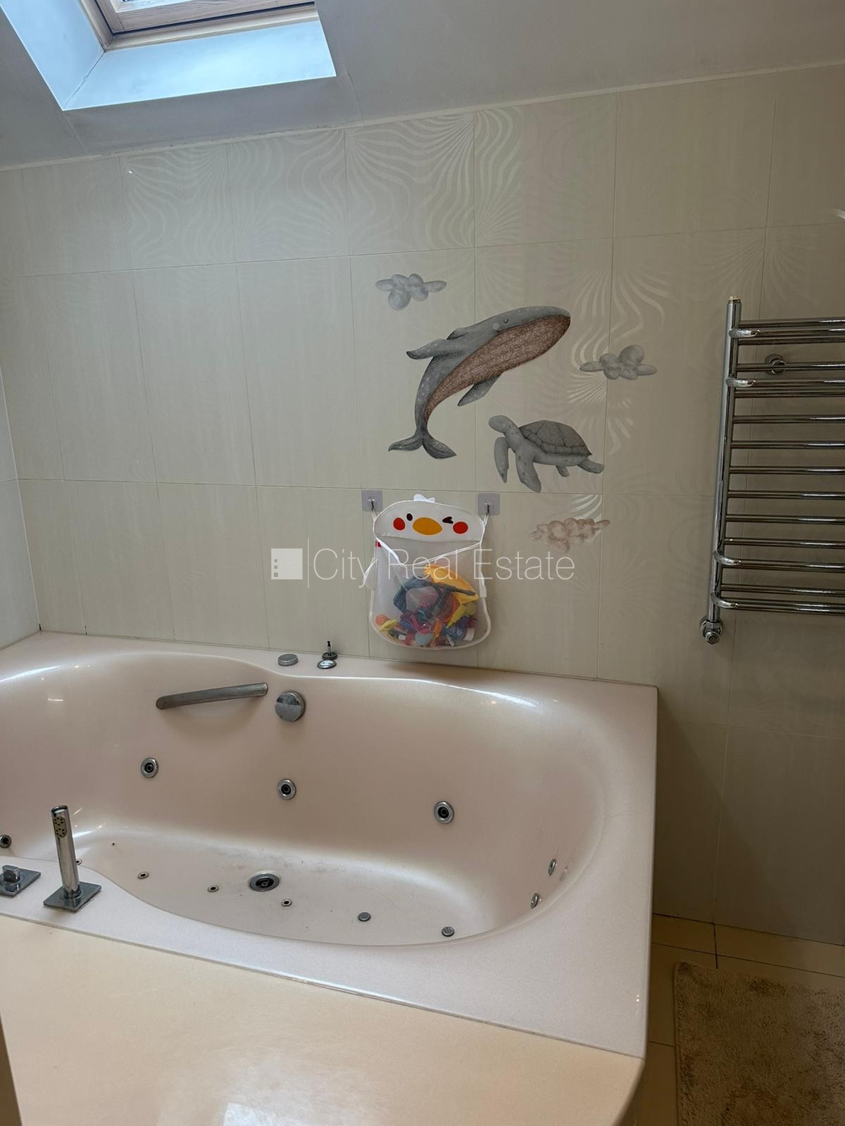 Sludinājumi. Zaļā teritorija, slēgta teritorija, garāža vienai automašīnai, vieta automašīnai, apzaļumota Cena: 2500 EUR/mēn Foto #13