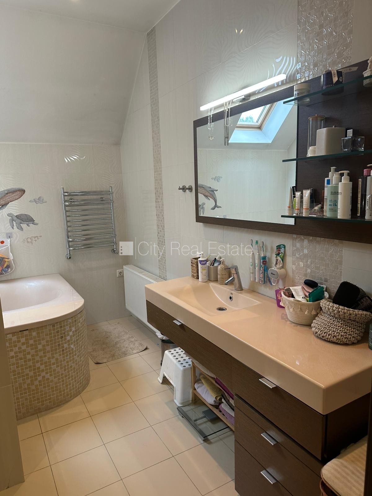 Sludinājumi. Zaļā teritorija, slēgta teritorija, garāža vienai automašīnai, vieta automašīnai, apzaļumota Cena: 2500 EUR/mēn Foto #12