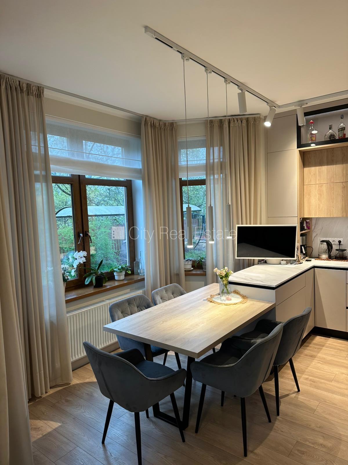 Sludinājumi. Zaļā teritorija, slēgta teritorija, garāža vienai automašīnai, vieta automašīnai, apzaļumota Cena: 2500 EUR/mēn Foto #5