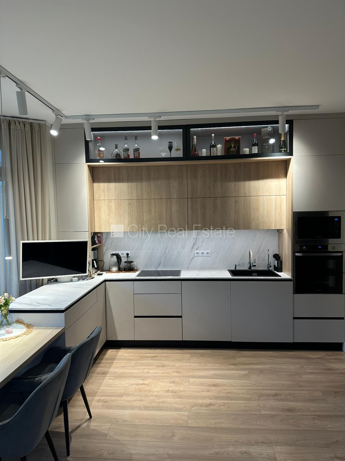 Sludinājumi. Zaļā teritorija, slēgta teritorija, garāža vienai automašīnai, vieta automašīnai, apzaļumota Cena: 2500 EUR/mēn Foto #3