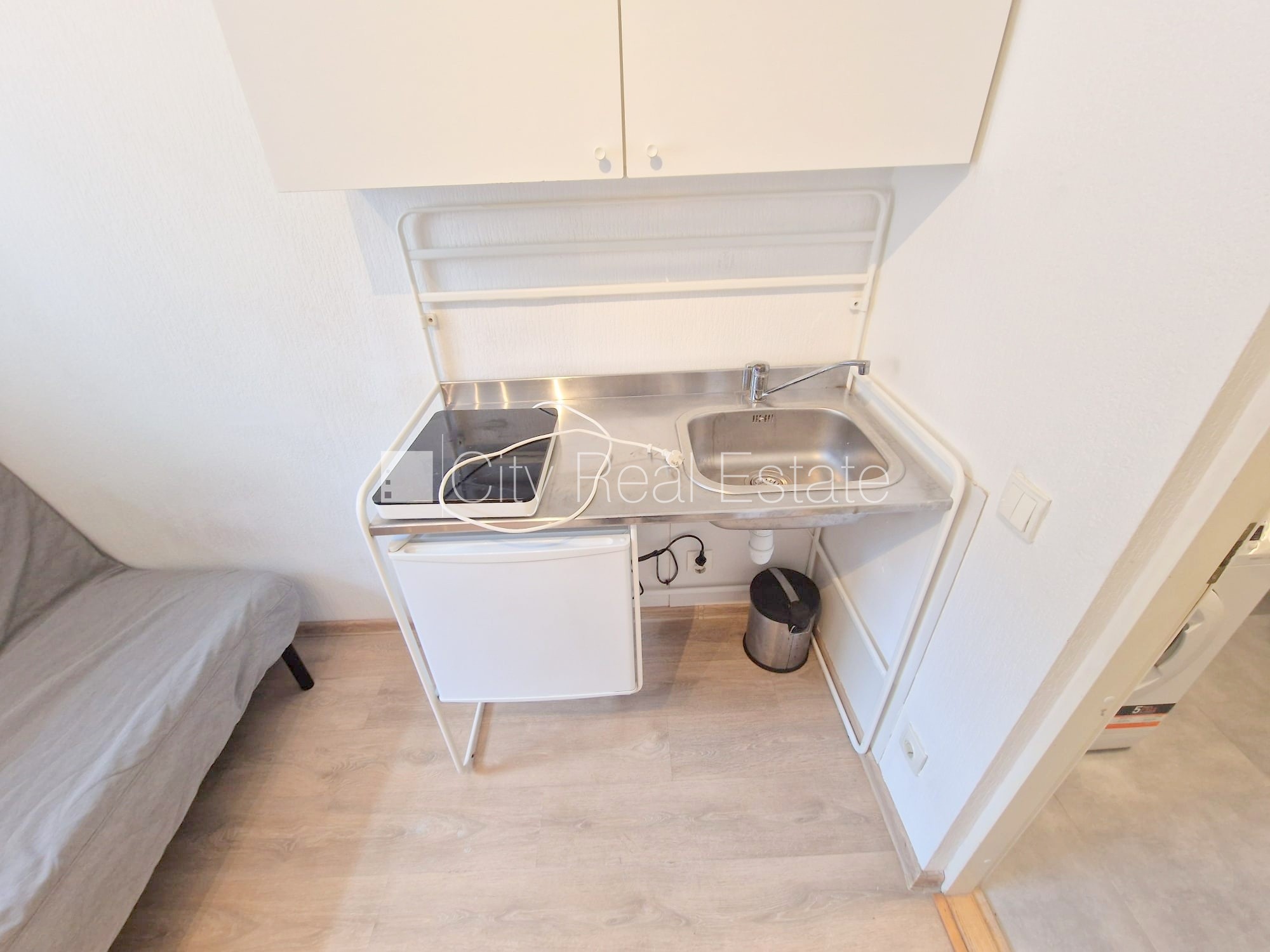 Sludinājumi. Fasādes māja, renovēta māja, slēgts pagalms, ieeja no ielas un pagalma, kāpņu telpa pēc kosmētiskā Cena: 270 EUR/mēn Foto #6