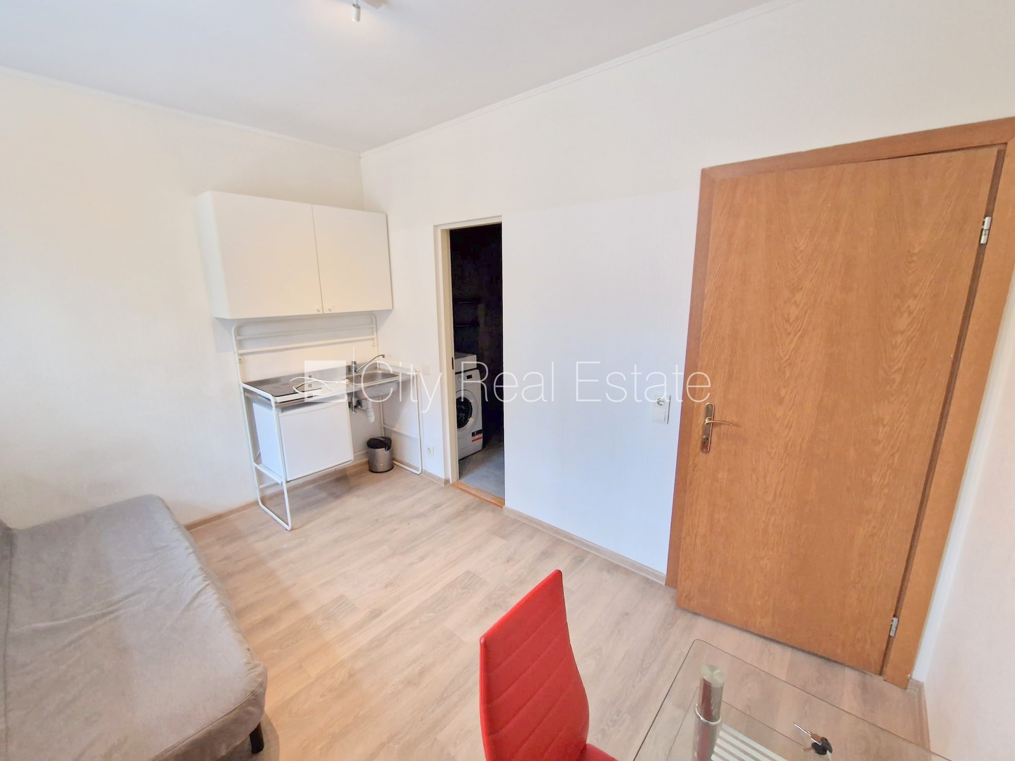Sludinājumi. Fasādes māja, renovēta māja, slēgts pagalms, ieeja no ielas un pagalma, kāpņu telpa pēc kosmētiskā Cena: 270 EUR/mēn Foto #4