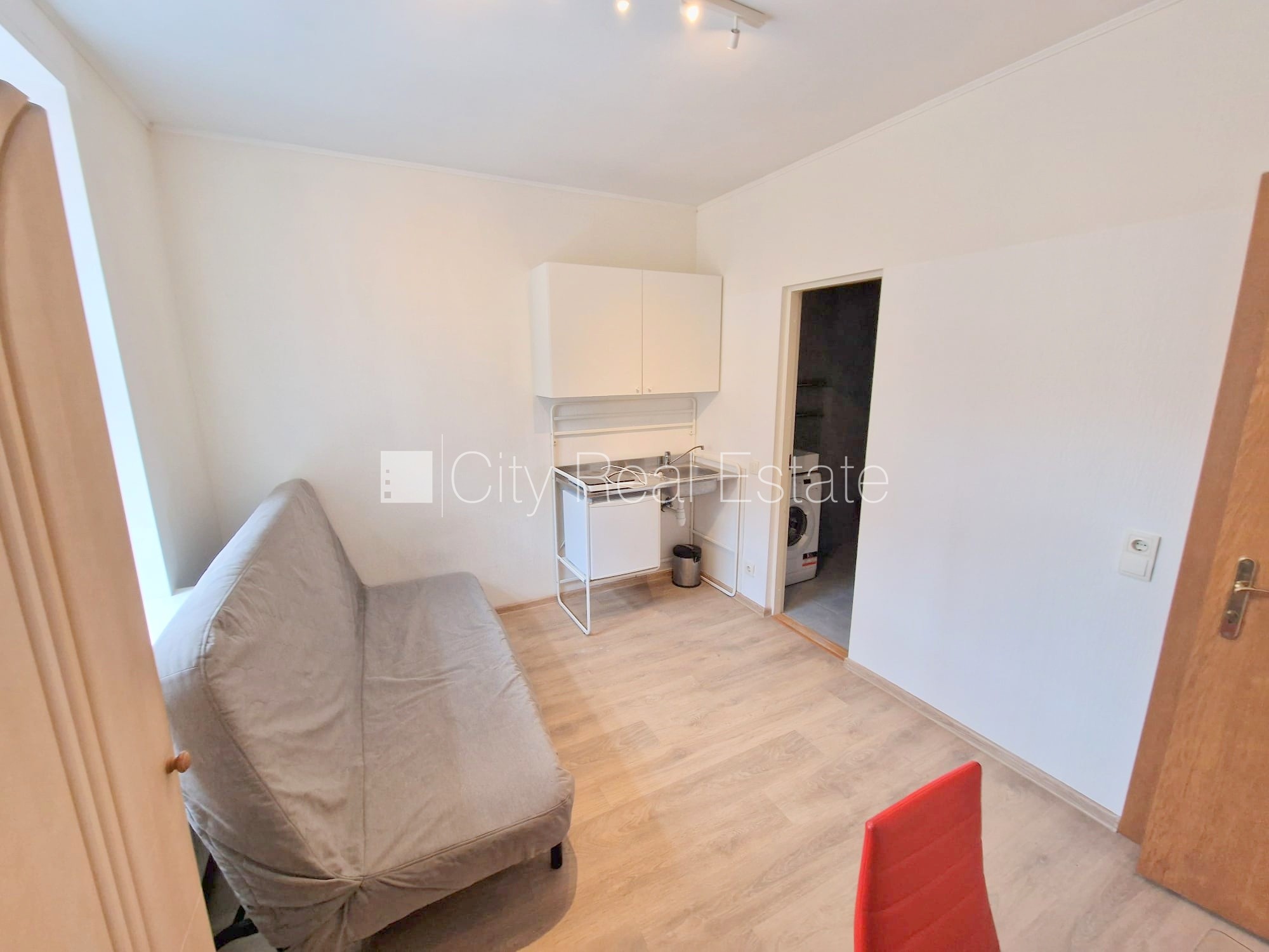 Sludinājumi. Fasādes māja, renovēta māja, slēgts pagalms, ieeja no ielas un pagalma, kāpņu telpa pēc kosmētiskā Cena: 270 EUR/mēn Foto #3