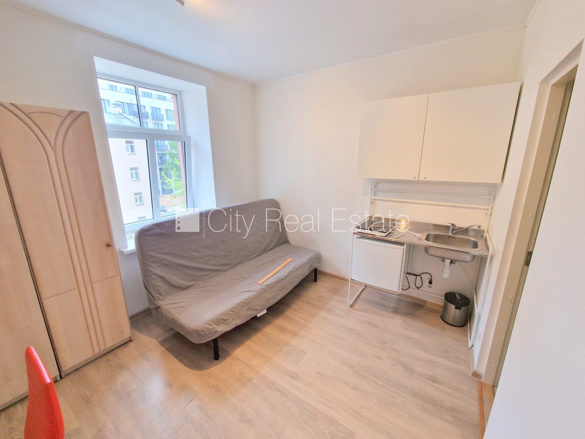 Sludinājumi. Fasādes māja, renovēta māja, slēgts pagalms, ieeja no ielas un pagalma, kāpņu telpa pēc kosmētiskā Cena: 270 EUR/mēn Foto #1