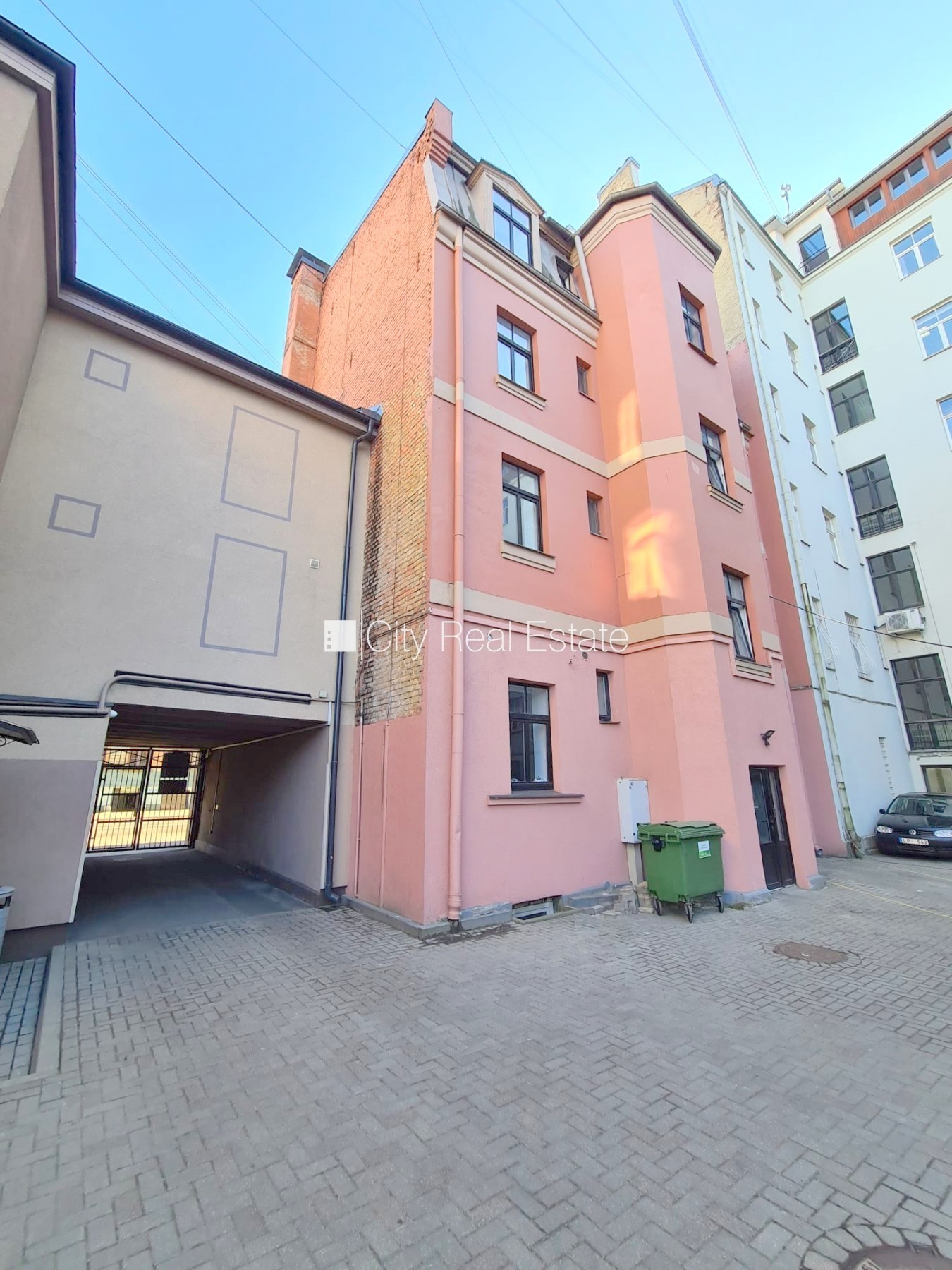 Sludinājumi. Fasādes māja, renovēta māja, slēgts pagalms, ieeja no ielas un pagalma, kāpņu telpa pēc kosmētiskā Cena: 270 EUR/mēn Foto #17