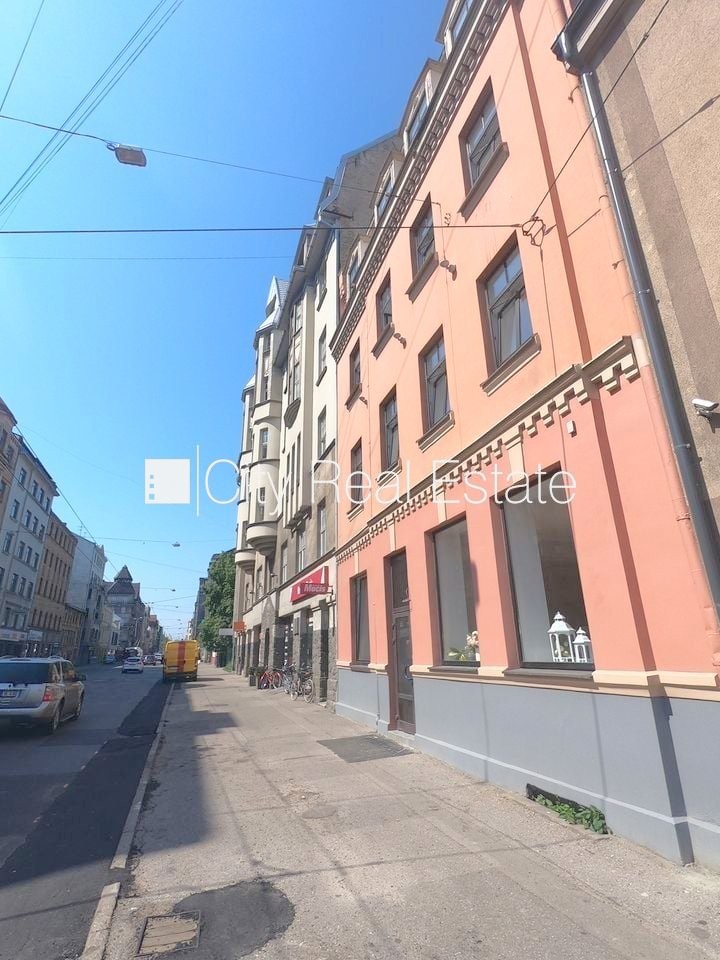 Sludinājumi. Fasādes māja, renovēta māja, slēgts pagalms, ieeja no ielas un pagalma, kāpņu telpa pēc kosmētiskā Cena: 270 EUR/mēn Foto #20