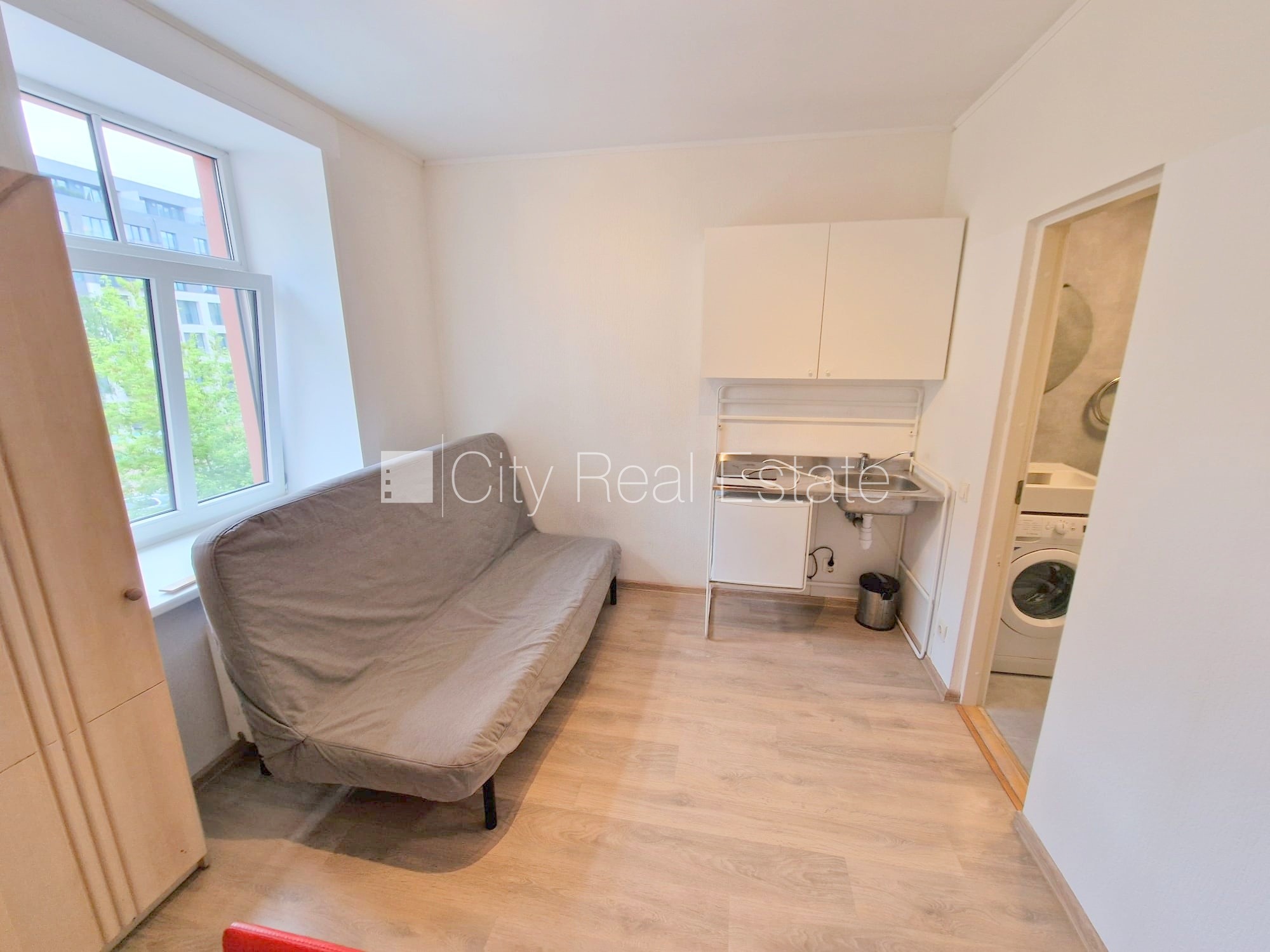 Sludinājumi. Fasādes māja, renovēta māja, slēgts pagalms, ieeja no ielas un pagalma, kāpņu telpa pēc kosmētiskā Cena: 270 EUR/mēn Foto #2