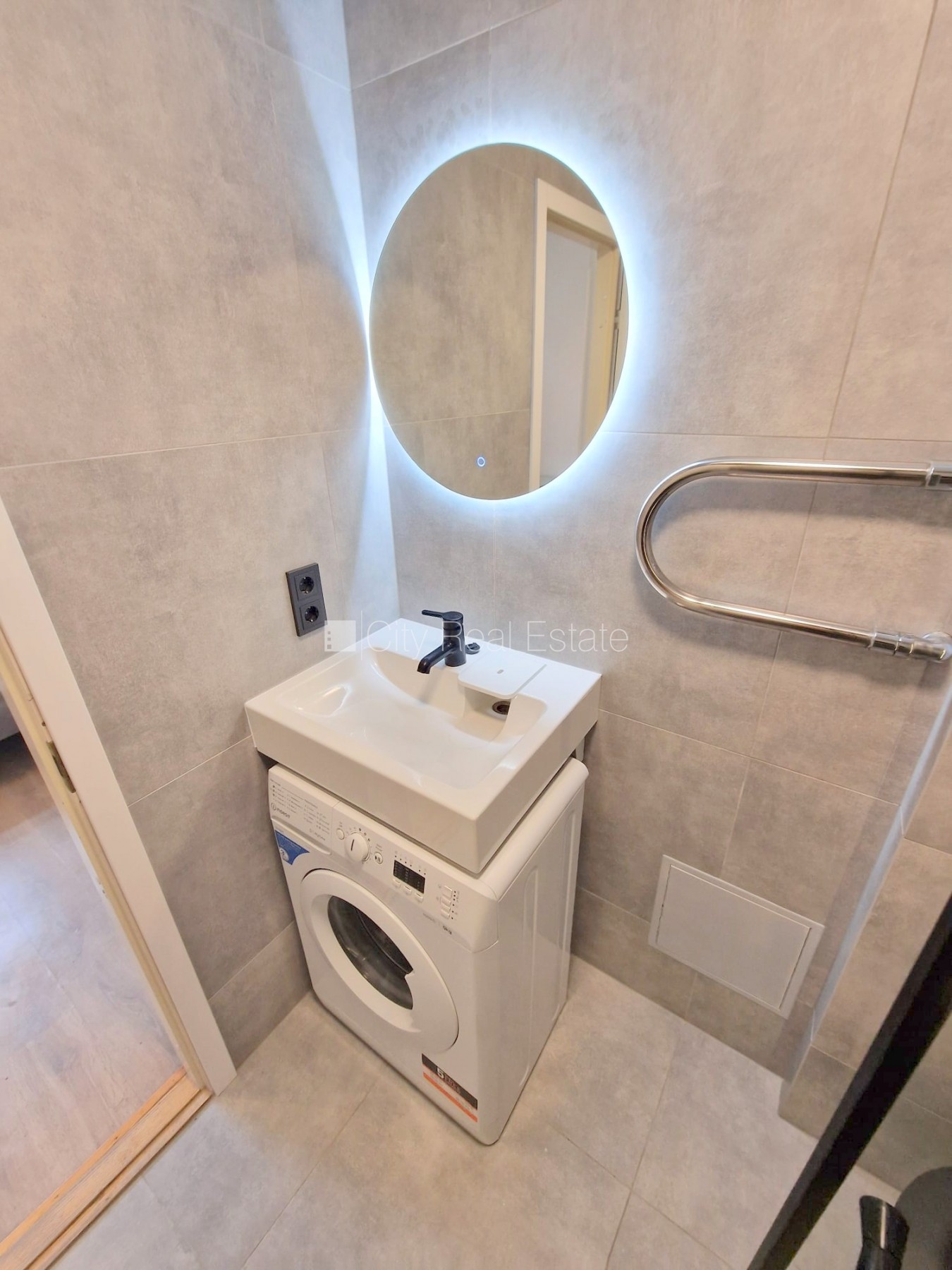 Sludinājumi. Fasādes māja, renovēta māja, slēgts pagalms, ieeja no ielas un pagalma, kāpņu telpa pēc kosmētiskā Cena: 270 EUR/mēn Foto #13